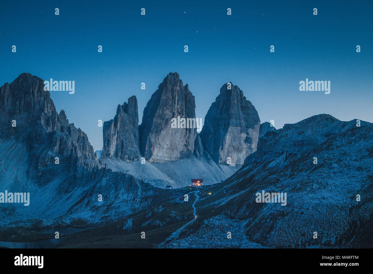 Schönen Blick auf die berühmten Drei Zinnen Berge der Dolomiten mit berühmten Rifugio Antonio Locatelli Hütte bei Nacht Stockfoto