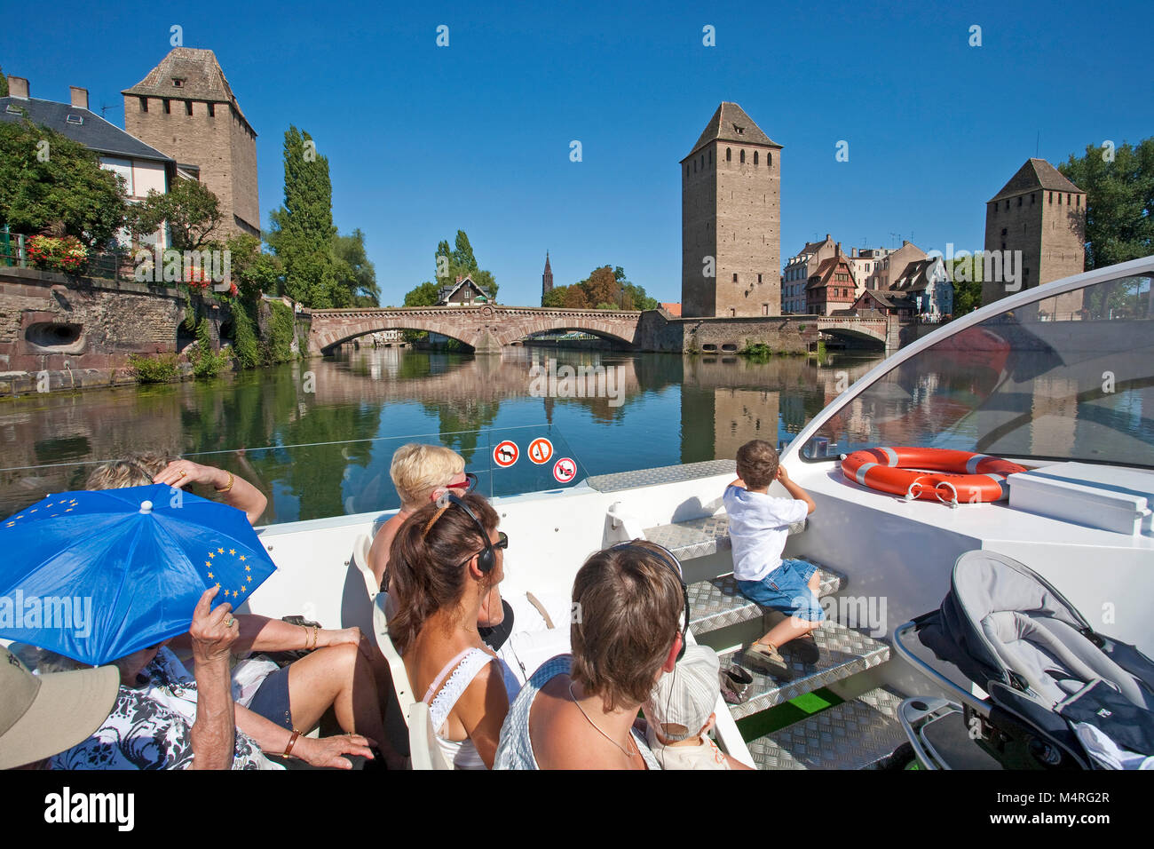 Touristische genießt die Aussicht vom Ausflugsschiff auf Ponts Couvert, mittelalterliche Brücke im La Petite France, Straßburg, Elsaß, Bas-Rhin, Frankreich, Europa Stockfoto