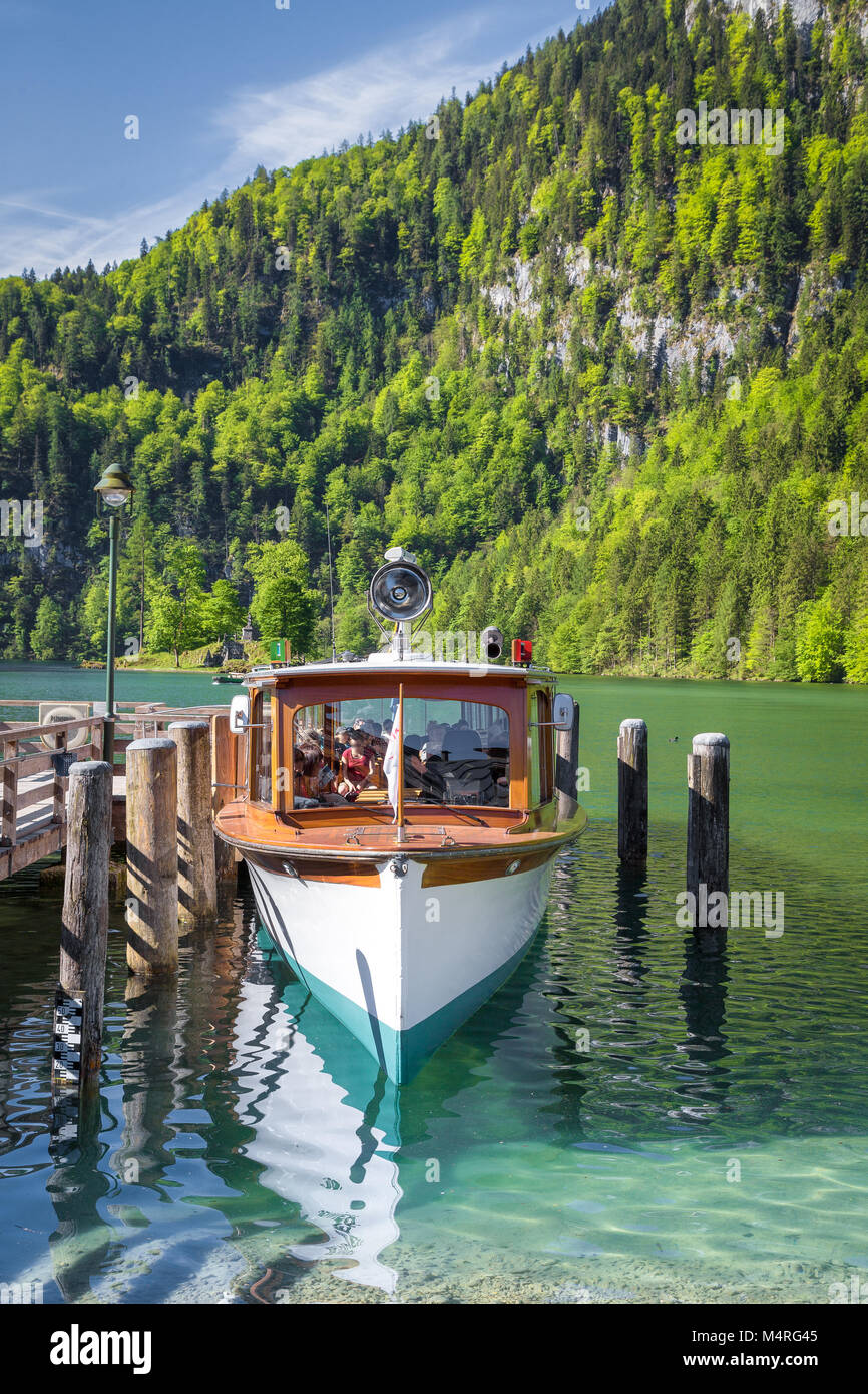 Klassische Ansicht der traditionellen Fahrgastschiff auf dem berühmten See Konigssee an einem schönen sonnigen Tag mit blauen Himmel und Wolken im Sommer, Berchtesgadener Land Stockfoto