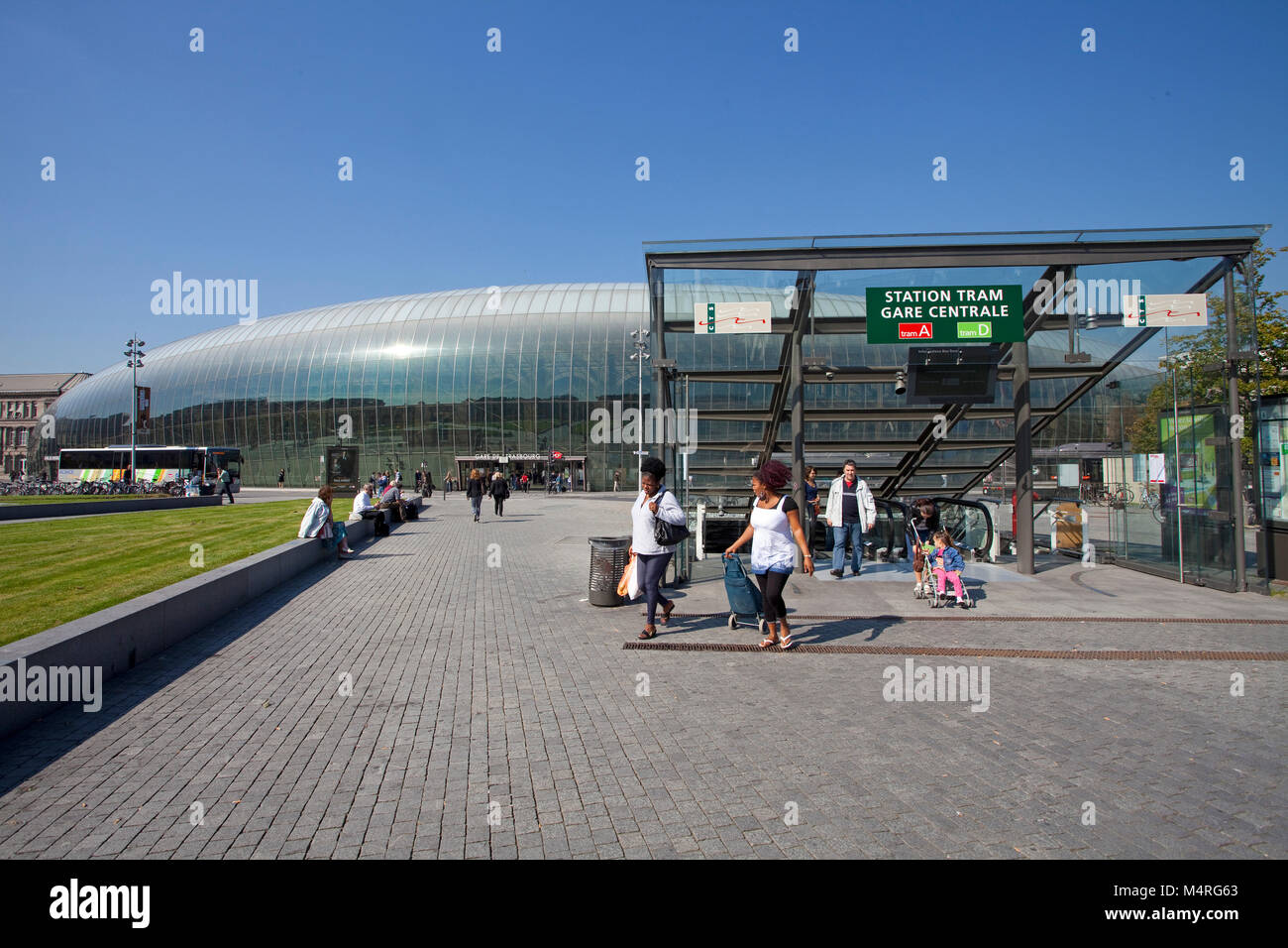 Die Reisenden am Bahnhof, modernes Glas Bau umfasst das alte Gebäude des 19. Jahrhunderts, Straßburg, Elsaß, Bas-Rhin, Frankreich, Europa Stockfoto