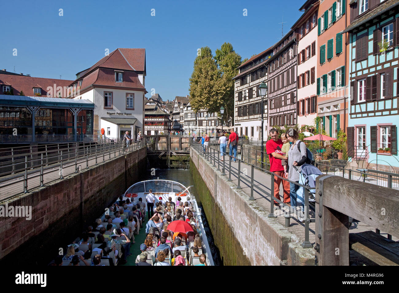 Ausflugsschiff an schleusentor von Ill, Fachwerk Häuser, La Petite France (Frankreich), Straßburg, Elsaß, Bas-Rhin, Frankreich, Europa Stockfoto