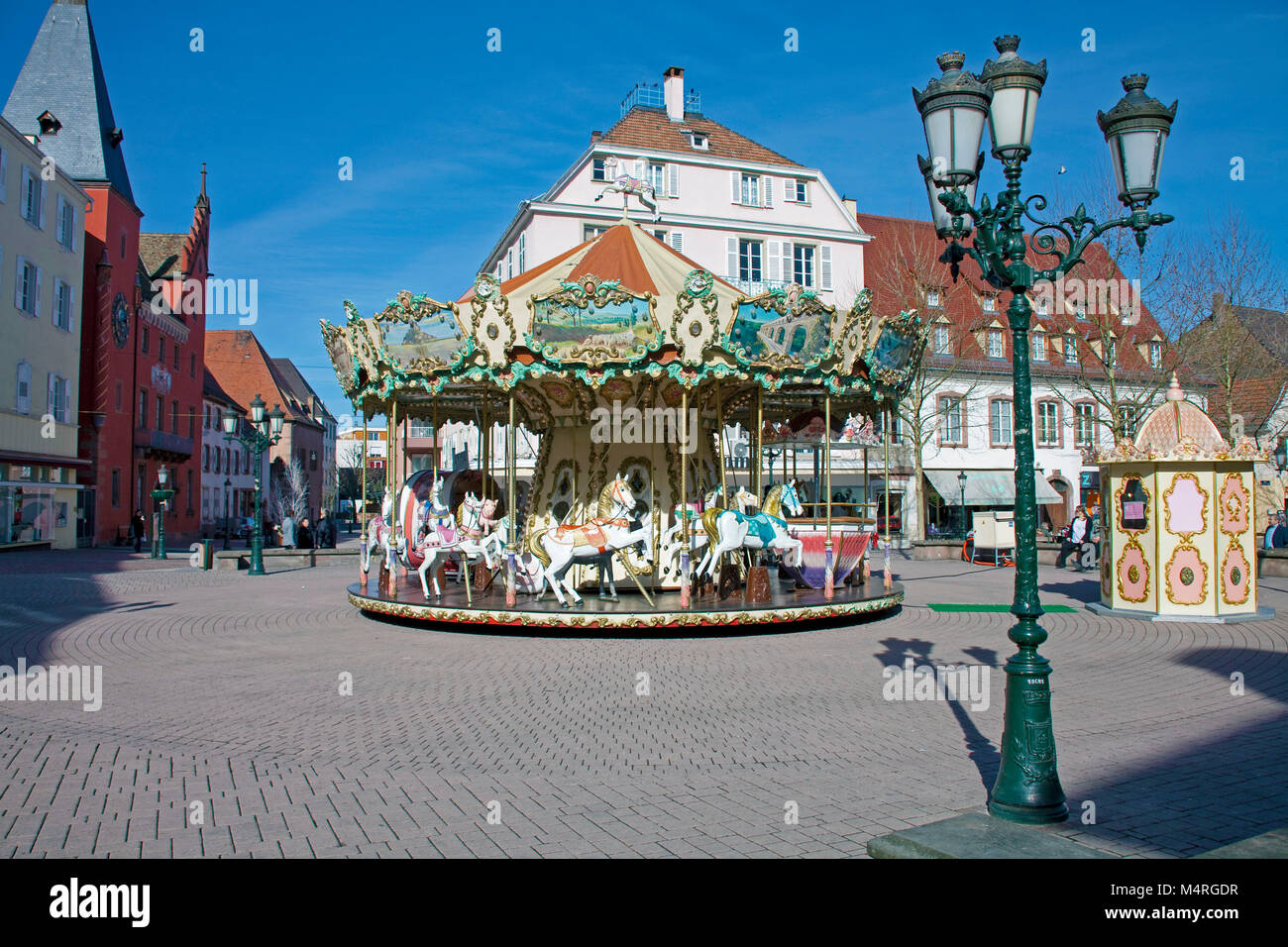 Die alten historischen Kinder Merry-go-round in Haguenau, Elsass, Frankreich, Europa Stockfoto