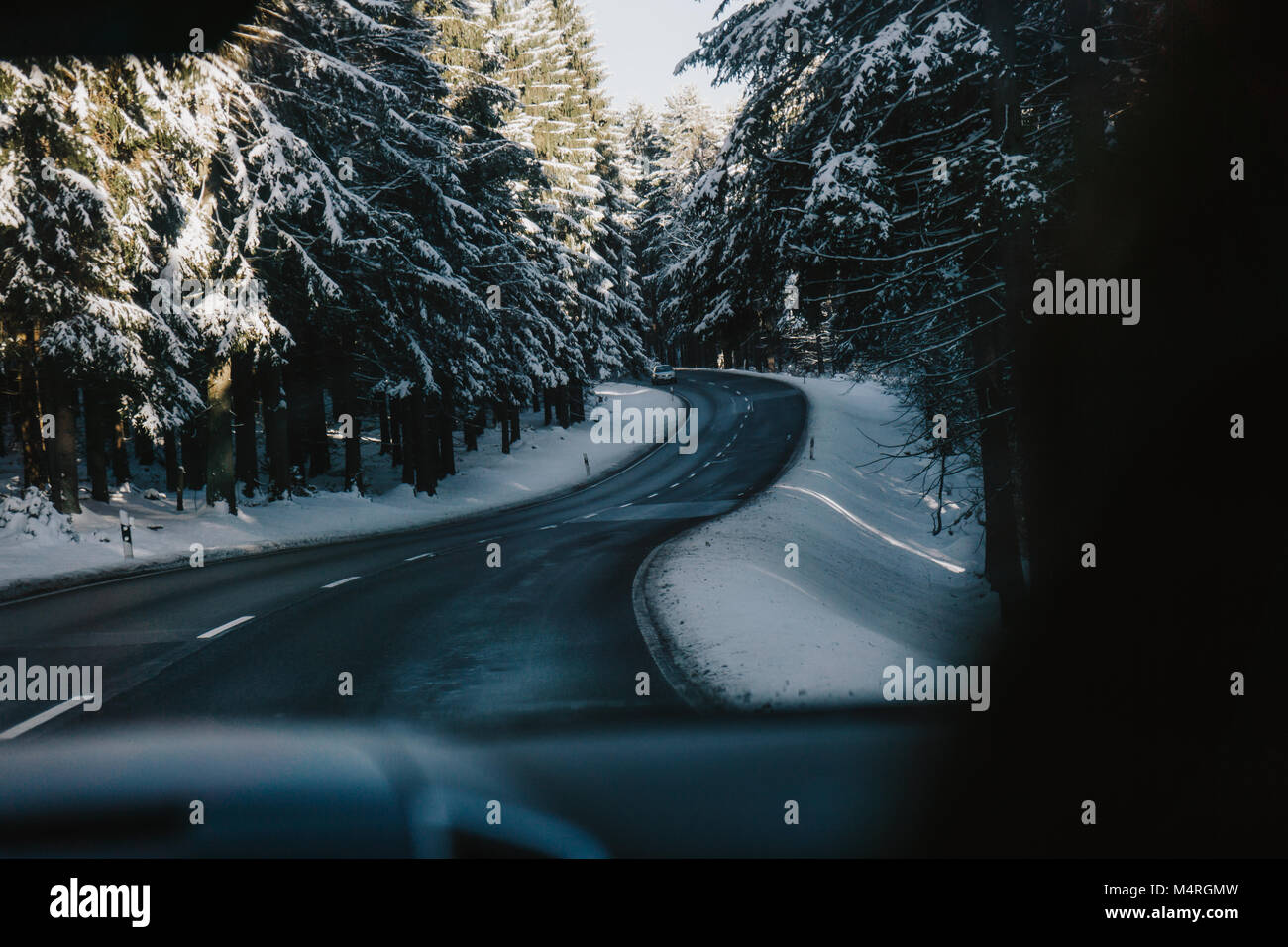 In einem Auto fahren durch friedliche Landschaft eines Winter Forest Stockfoto