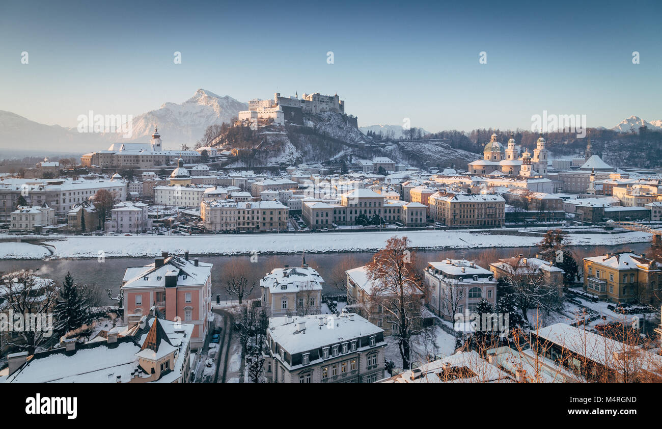 Klassische Ansicht der historischen Stadt Salzburg mit berühmten Festung Hohensalzburg und Salzach im malerischen Morgen bei Sonnenaufgang, Österreich Stockfoto