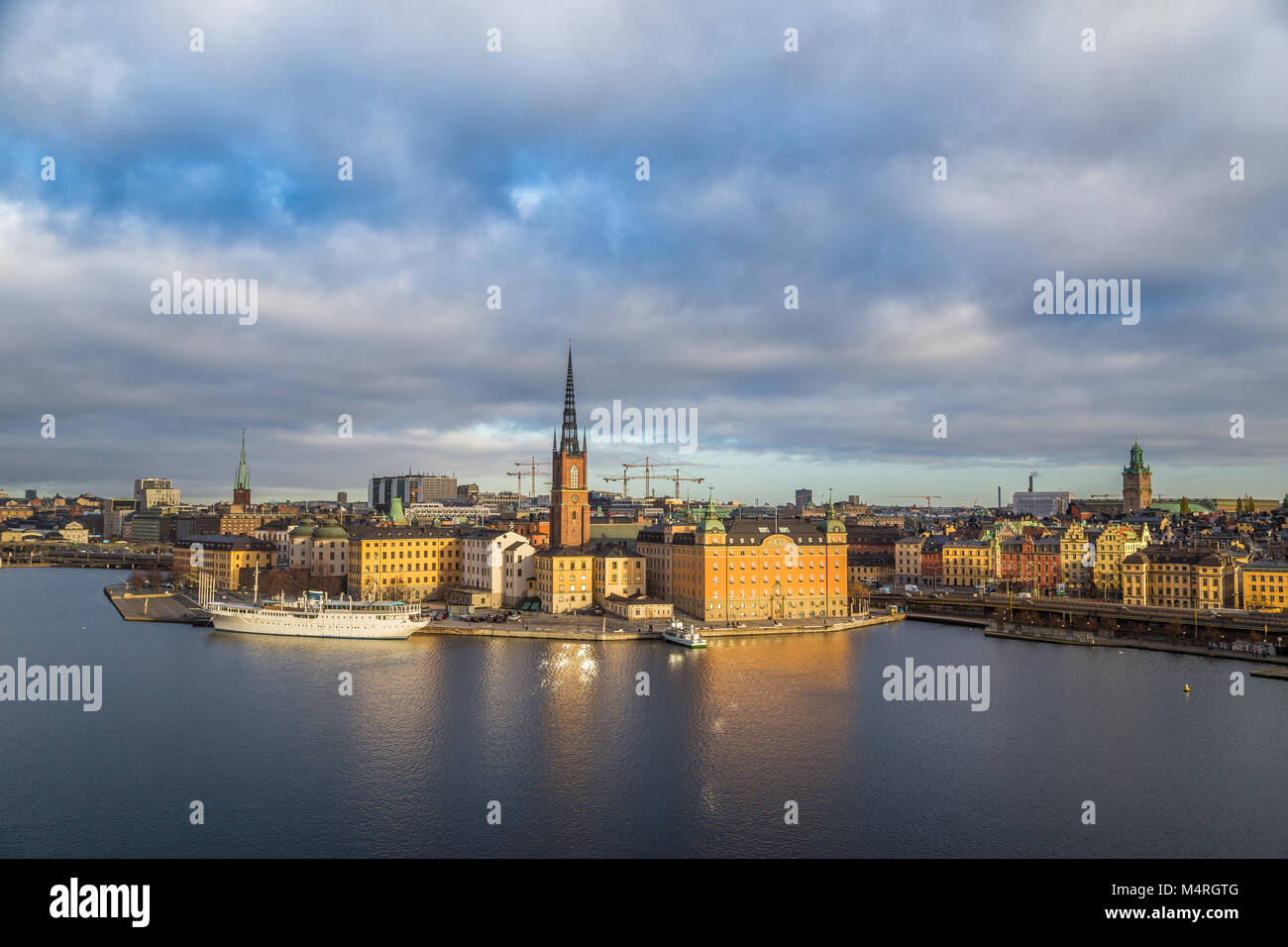 Panoramablick auf den berühmten Stockholmer Stadtzentrum mit historischen Riddarholmen in Gamla Stan, die Altstadt in schöner Morgen bei Sonnenaufgang mit b Stockfoto