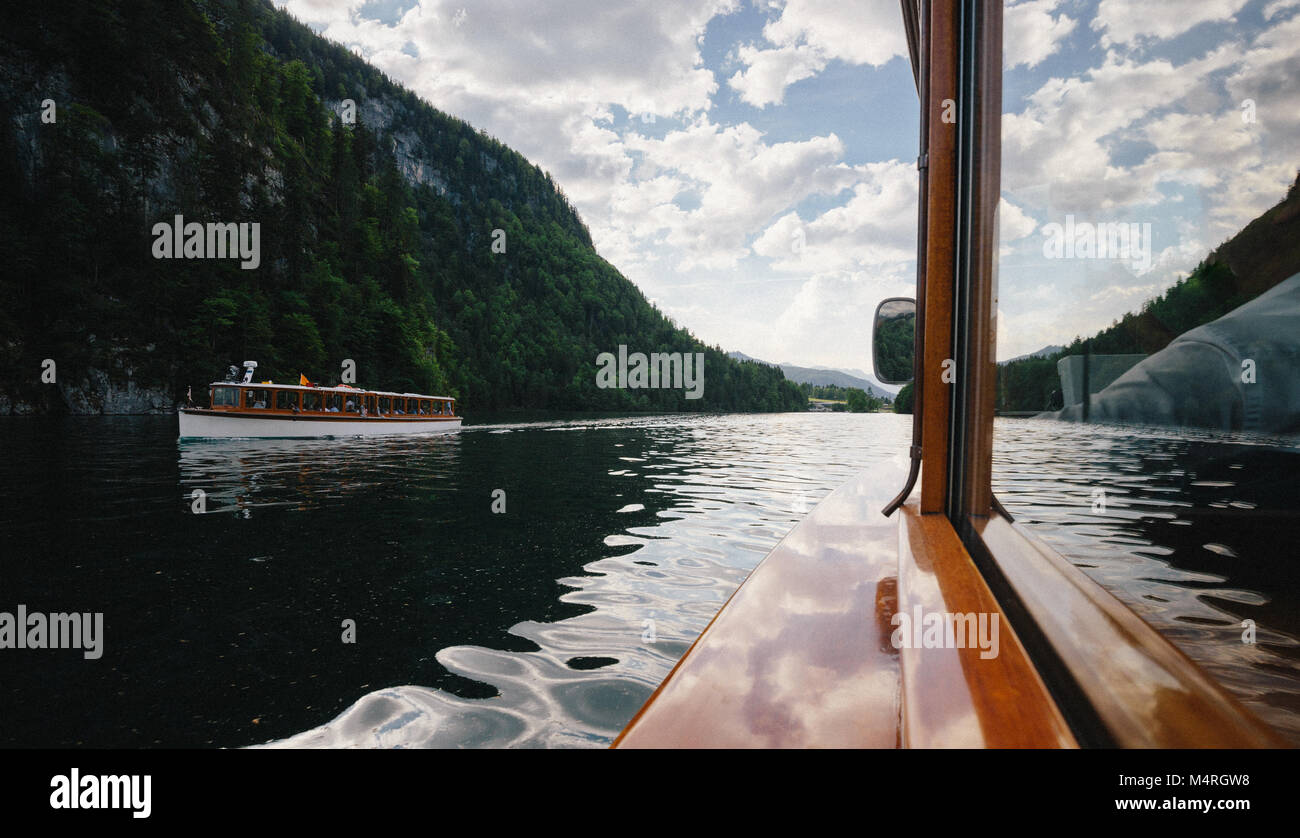 Klassische Ansicht der traditionellen Passagierschiffe auf dem berühmten See Konigssee an einem schönen sonnigen Tag mit blauen Himmel und Wolken im Sommer, Berchtesgadener Land Stockfoto