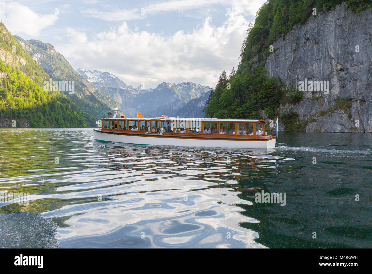 Klassische Ansicht der traditionellen Fahrgastschiff auf dem berühmten See Konigssee an einem schönen sonnigen Tag mit blauen Himmel und Wolken im Sommer, Berchtesgadener Land, Stockfoto