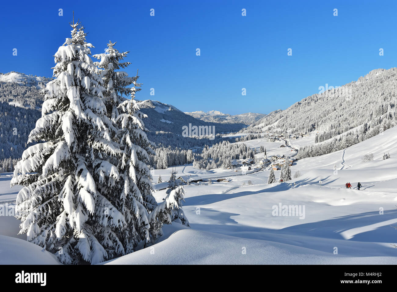 Tief verschneite Landschaft, in die Berge, Wälder und das Bergdorf Balderschwang an einem schönen Wintertag. Bayern, Deutschland Stockfoto