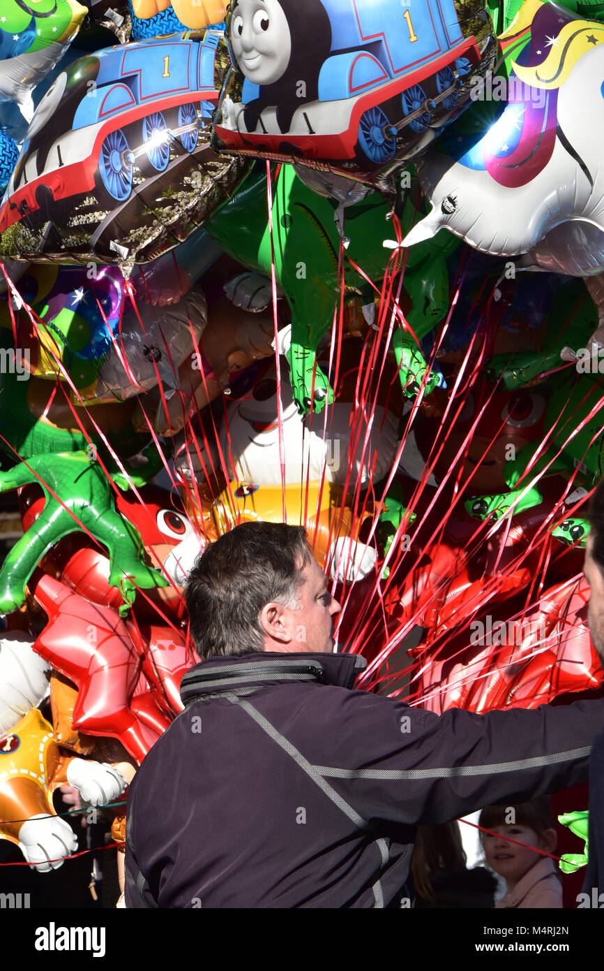 Ein Mann Verkauf von Ballons oder ein Ballon Verkäufer in einer Stadt mit  einer großen Anzahl von bunten Luftballons tide zusammen mit string und  Helium gefüllt Stockfotografie - Alamy