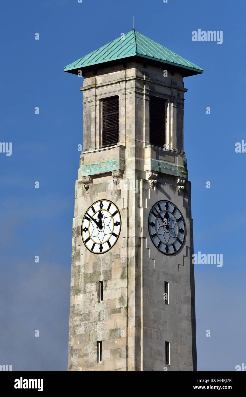 Der Glockenturm auf der Civic Hall in Southampton. Jugendstil Kunst und Handwerk Gebäude im Zentrum der Stadt. Civic Center von Southampton. Rat Stockfoto
