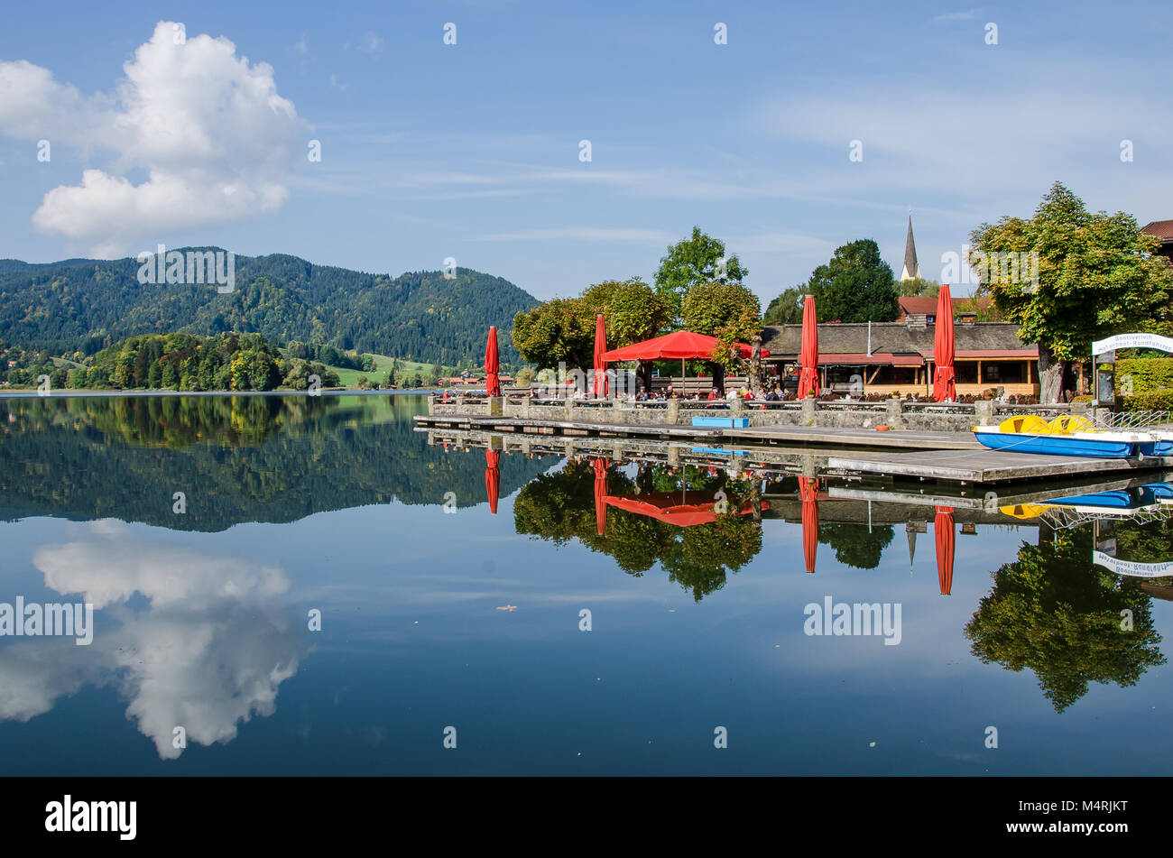 Am Schliersee, kann man den See von einem Boot aus, das ist ein großer Spaß im Sommer erkunden oder rund um den See zu Fuß und bewundern Sie die wunderschöne Landschaft. Stockfoto