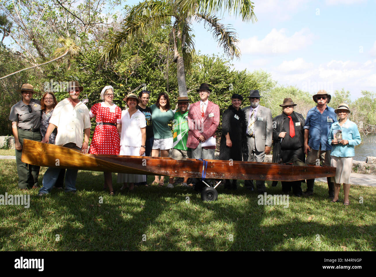 Von Links nach Rechts: Julie Abreu, Ivy Kelley, Tom Marquardt (Gladesman), Christiana Admiral (Ligger's Frau), Laura Marquardt (kann Mann Jennings), Jacqueline Ayala, Elsa Alvear, Cesar Becerra, David Webb (Land Entwickler), Karen Girard (Al Capone gal), Frankie Arranzamendi (Al Capone), Matt Garrison (Al's rechte Hand), Eric Raitts (Gladesman), Barbara Hedges (Marjory Stoneman Douglas). Vintage Veranstaltung Tag, Stockfoto