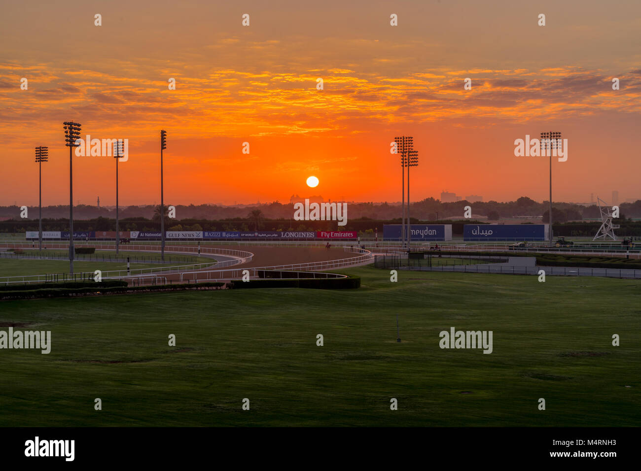 Dubai, VAE. - Jan 9, 2018. Am frühen Morgen Sonnenaufgang am Meydan Stallungen Private Club Pferderennbahn Stockfoto
