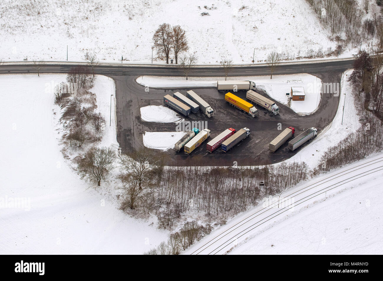 Luftaufnahme, LKW-Parkplatz altes Feld, Arnsberg, Sauerland, Nordrhein-Westfalen, Deutschland, Europa, Arnsberg, Sauerland, Nordrhein-Westfalen, Germa Stockfoto