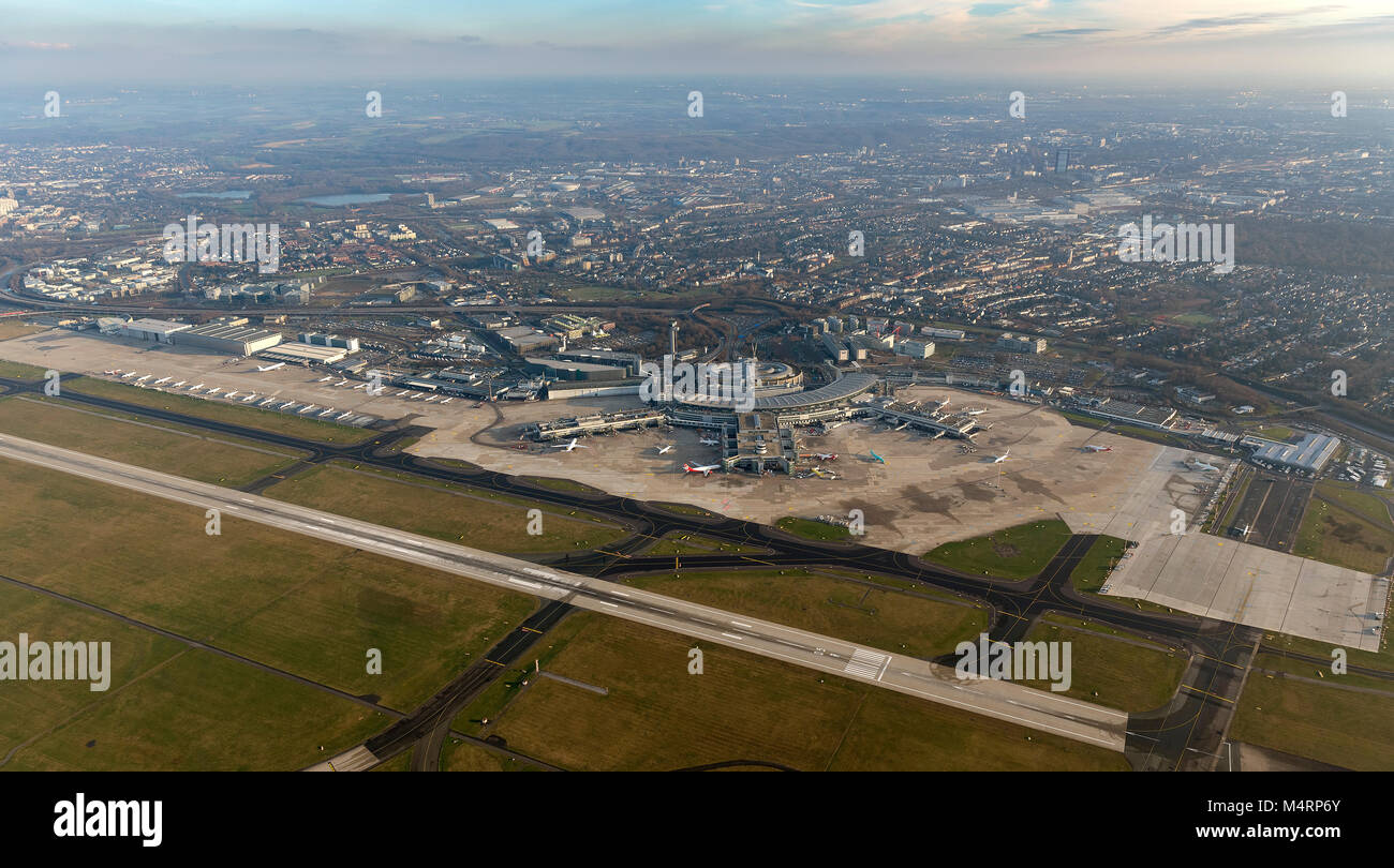 Luftaufnahme, Düsseldorfer Flughafen, Terminal A, B, C, Umgang mit Fingern, Hotel am Flughafen, die Autobahn A 44, Turm, der höchste Turm in Europa, Dus Stockfoto