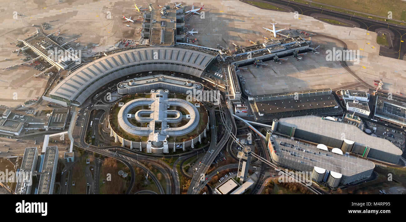 Luftaufnahme, Düsseldorfer Flughafen, Terminal A, B, C, Umgang mit Fingern, Hotel am Flughafen, die Autobahn A 44, Turm, der höchste Turm in Europa, Dus Stockfoto