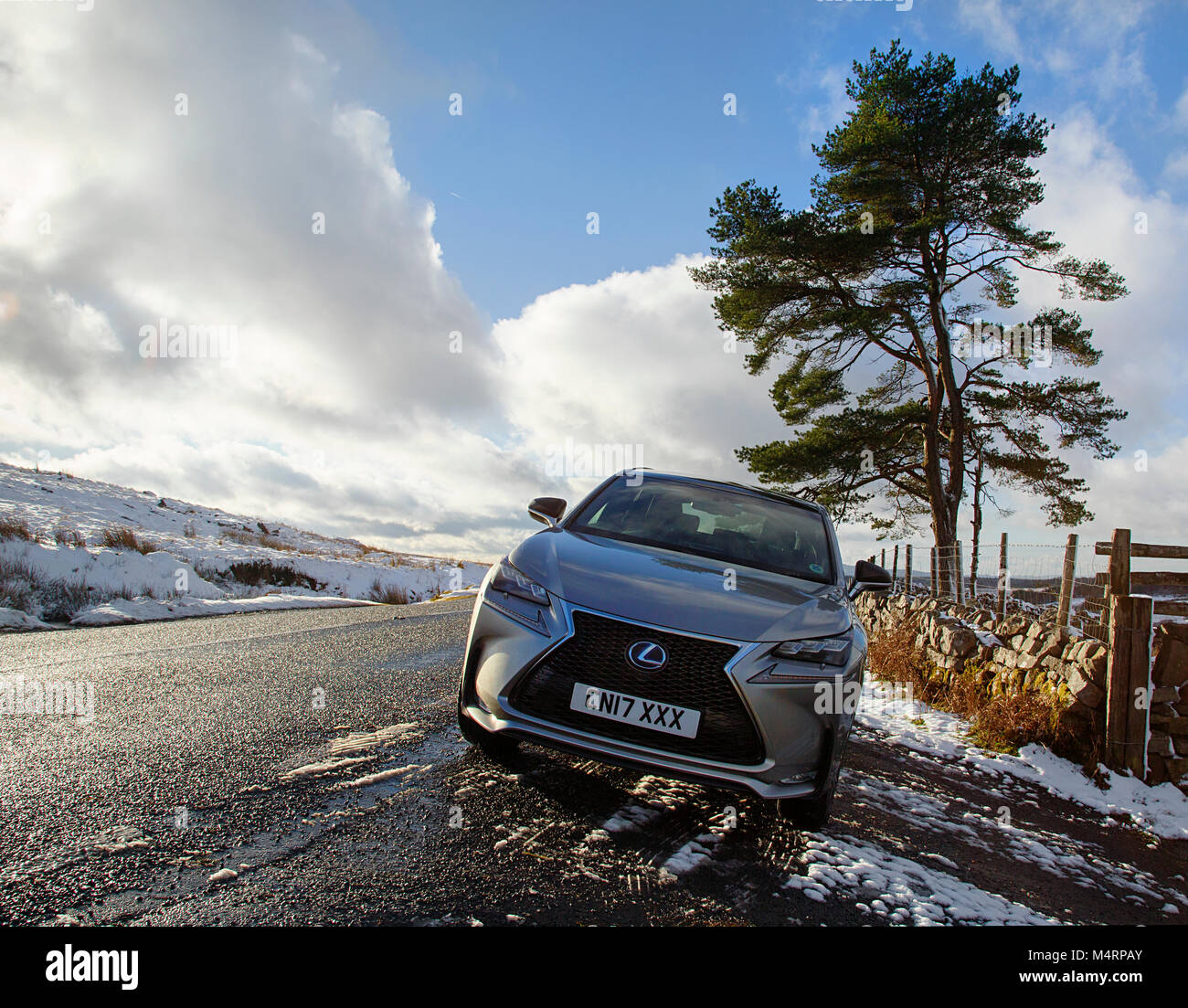 Brecon Beacons, UK: Dezember 28, 2017: ein Lexus NX300h F-Sport crossover hybrid Auto auf der Straße an einem steilen Hang im Schnee und Glatteis. Stockfoto