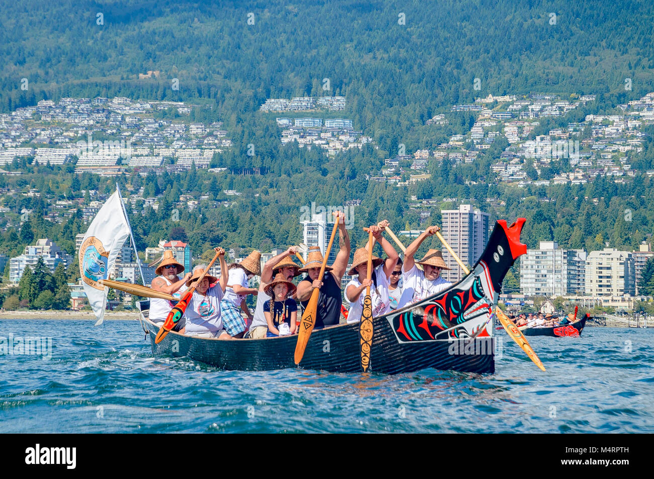 Viele Menschen, ein Kanu. Salish First Nations, sammeln von Kanus, die Salish Sea, 1. September 2012 zu schützen. Stockfoto