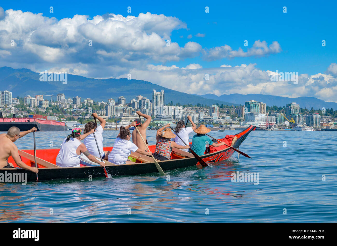 Viele Menschen, ein Kanu. Salish First Nations, sammeln von Kanus, die Salish Sea, 1. September 2012 zu schützen. Stockfoto