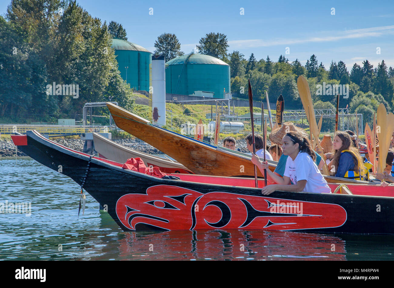 Erste Nationen Kanus protest Öltanker Verkehr an Kinder Morgan Pipeline terminal Burrard Inlet, während viele Menschen, ein Kanu. Salish ersten Nationen, Stockfoto