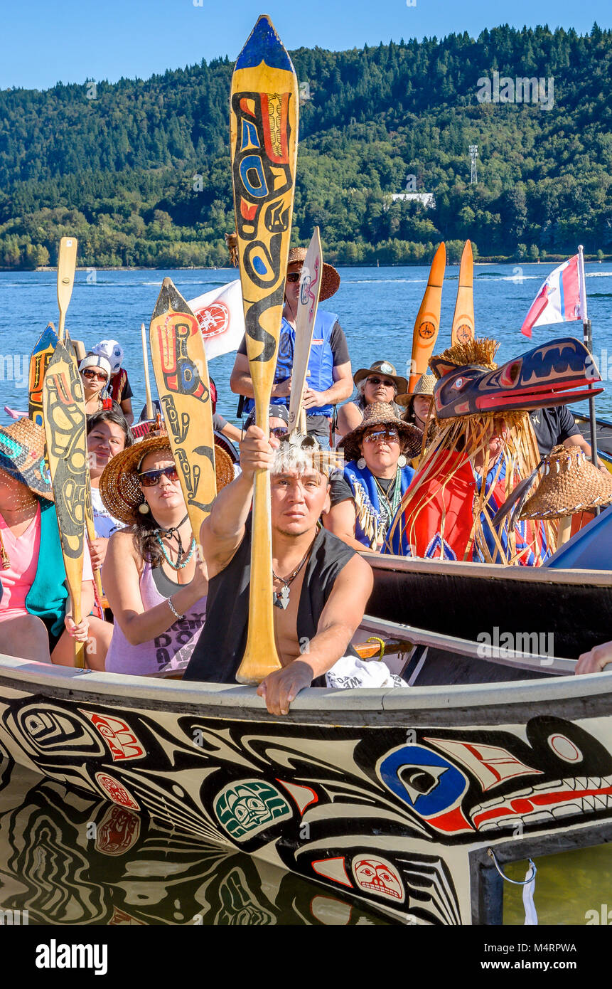 Viele Menschen, ein Kanu. Salish ersten Nationen, das Sammeln von Kanus zu den Salish Sea, September 1, 2012 Schützen. Warten auf Willkommen bei Molke ah Wichen (Ca Stockfoto