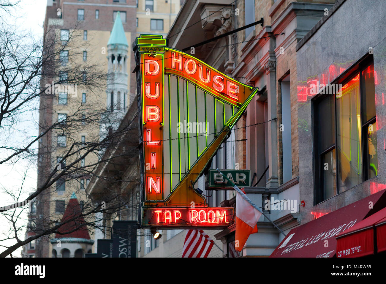 Das farbenfrohe Neonschild des Dublin House, 225 W 79th St, New York, NY. irisches Neonschild der Bar Stockfoto