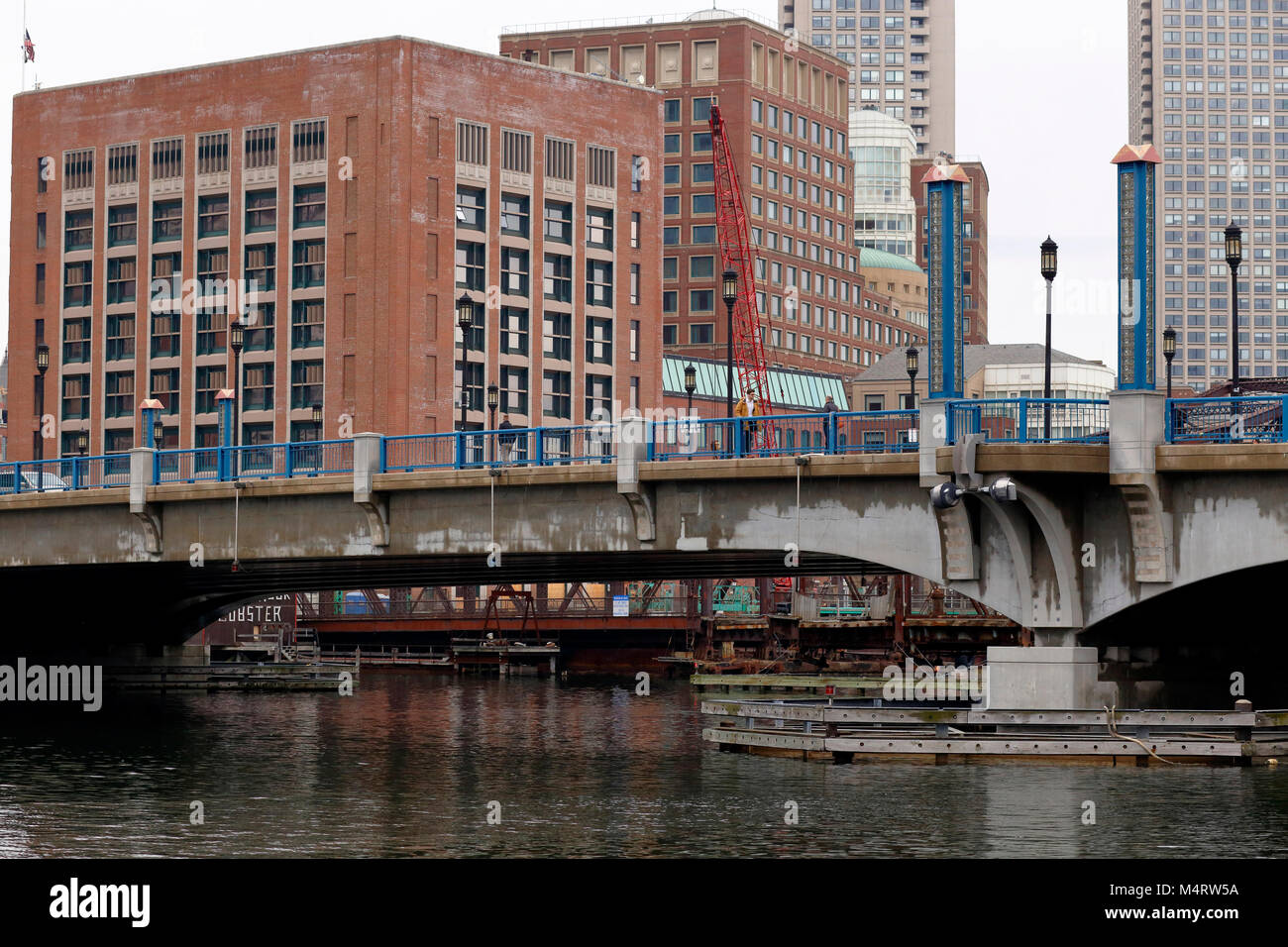 Eine tech Arbeiter auf dem Seehafen Blvd Brücke zu Fuß in Richtung der Seaport District, Boston, MA Stockfoto