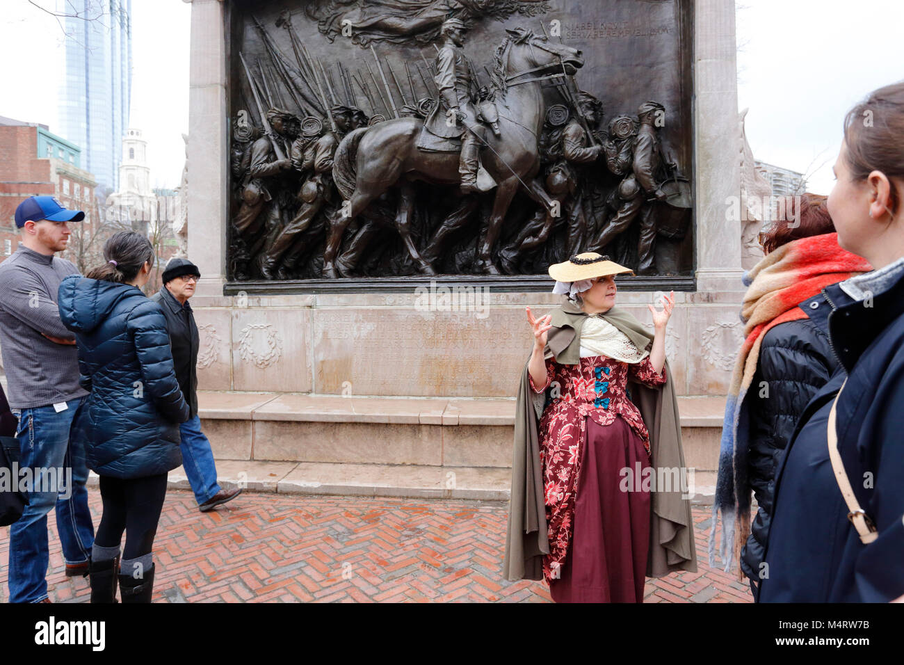 Ein Tourguide für Freedom Trail Player im Robert Gould Shaw und im 54. Regiment Memorial, Boston, Massachusetts Stockfoto