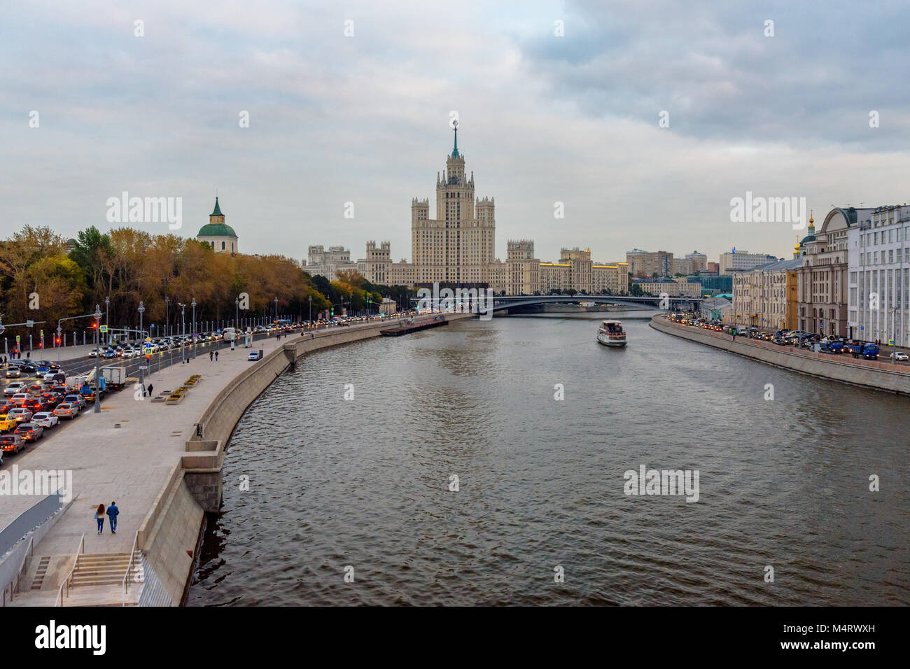 Moskau, Russland - 28. September 2017: Blick auf Moskvoretskaya Embankment und Moskau Fluss von zaryadye Park am Abend Stockfoto