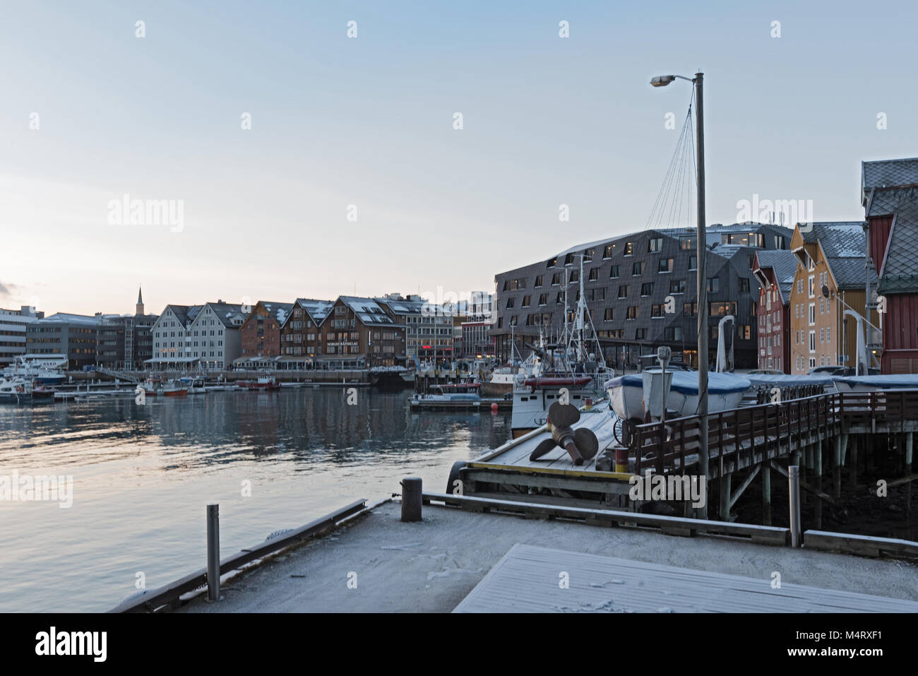Boote und Schiffe angedockt in Tromso Hafen der Stadt im Winter Stockfoto