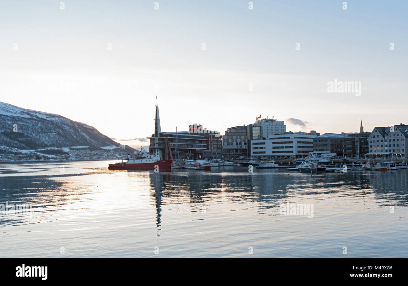 Boote und Schiffe angedockt in Tromso Hafen der Stadt im Winter Stockfoto