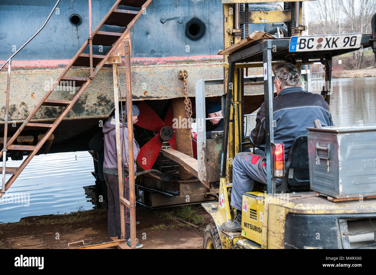 Prag, Tschechische Republik, 12. Februar 2018 Reparatur von Propeller und Düse schieben Schiff auf Trockendock, Mann mit welder Stockfoto