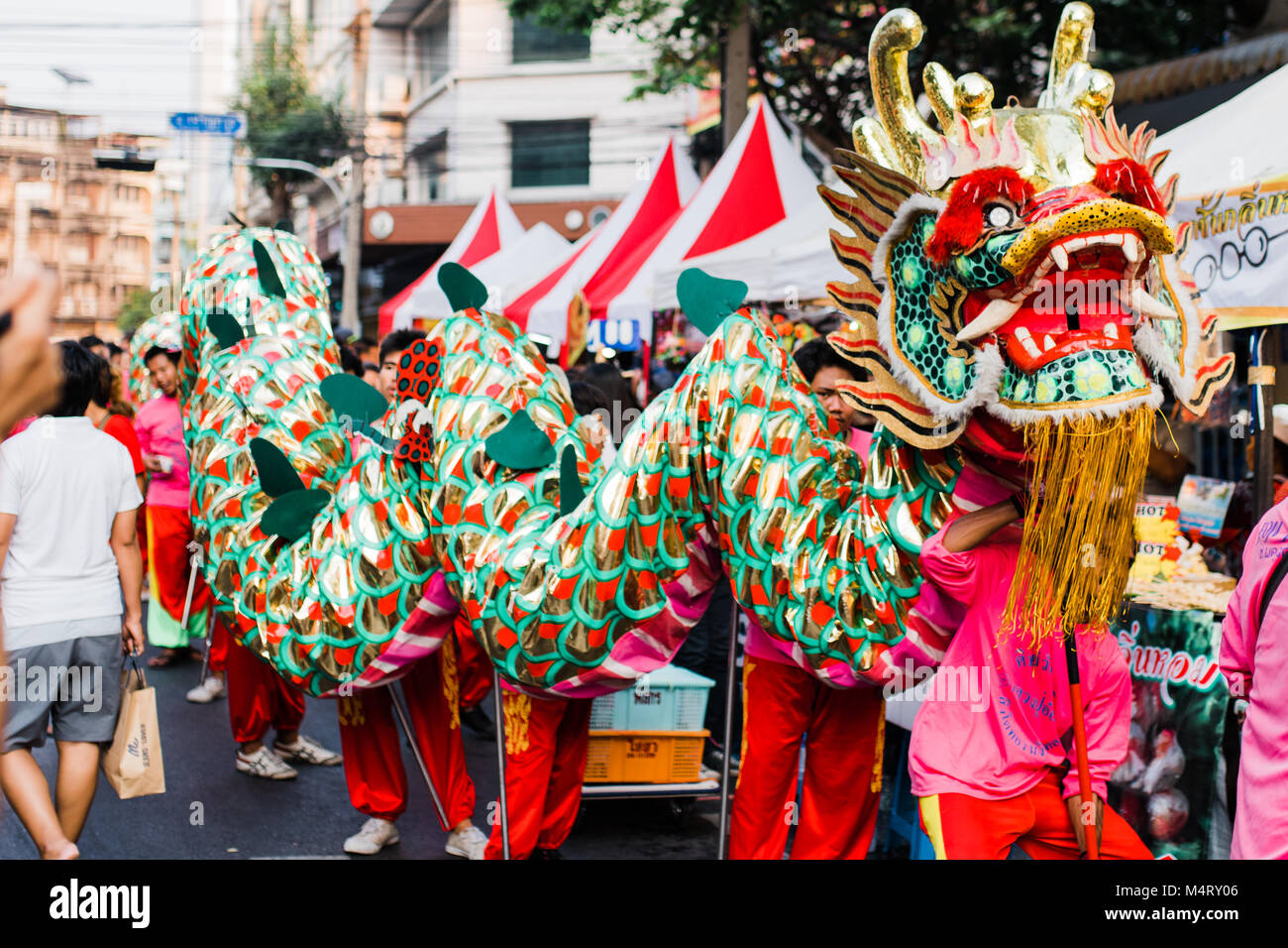 BANGKOK, THAILAND - 18. FEBRUAR 2018: Eine traditionelle Dragon kostüm Paraden durch die Straßen während des chinesischen neuen Jahres. Stockfoto