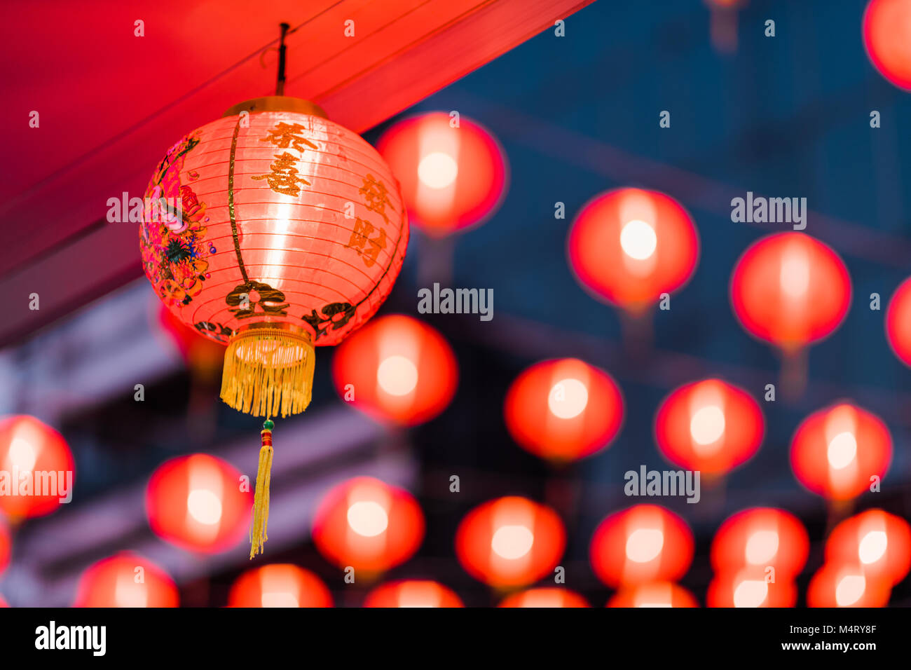 Chinesische laterns die Straßen schmücken das chinesische Neujahr zu feiern. Stockfoto