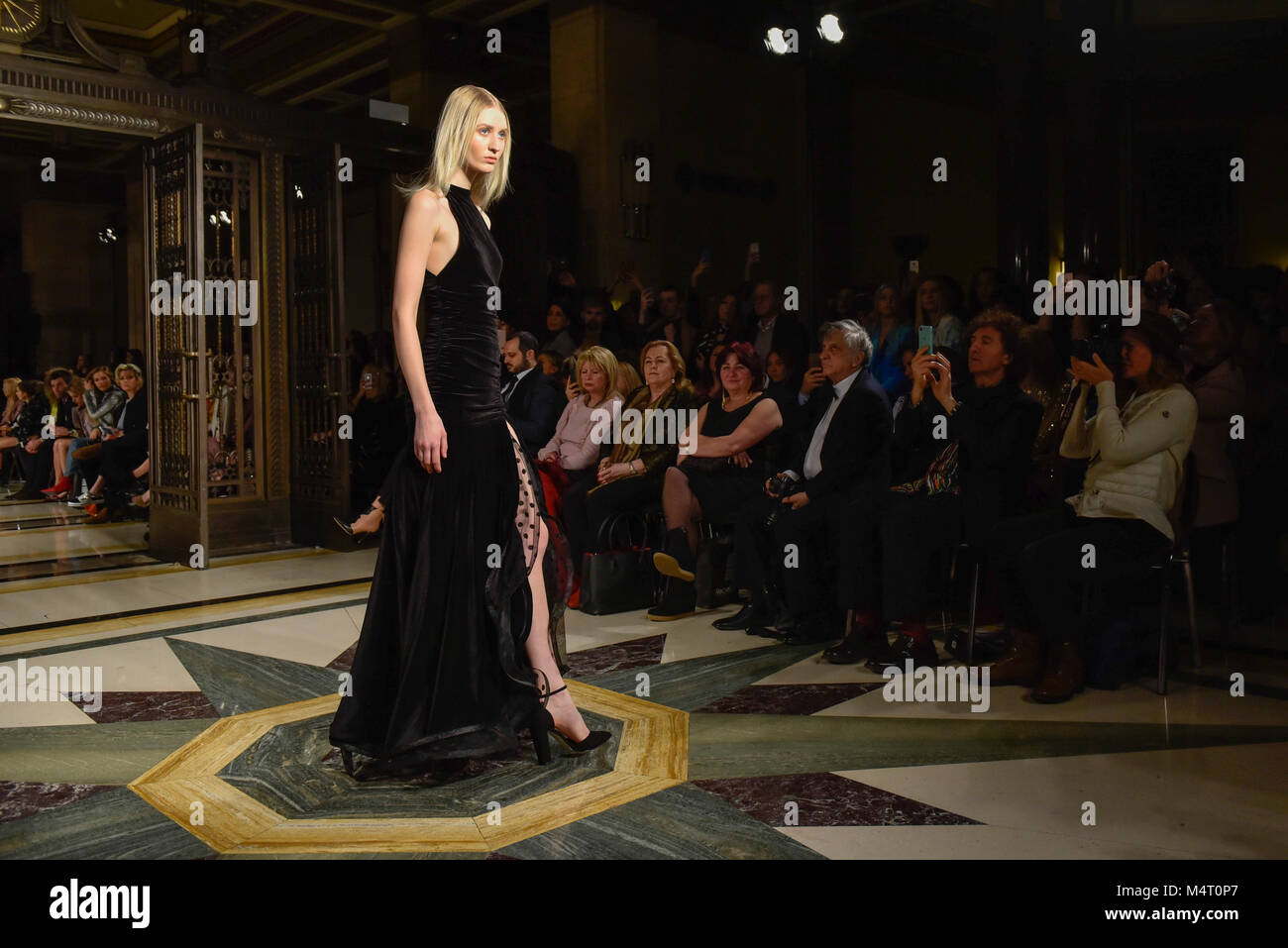 London, Großbritannien. 17. Feb 2018. Ein Modell, das uns einen Blick durch Türkische designer Zeynep Kartel auf der Fashion Scout AW 18 teilweise, London Fashion Week, statt zu Freimaurer Hall in Covent Garden. Credit: Stephen Chung/Alamy leben Nachrichten Stockfoto