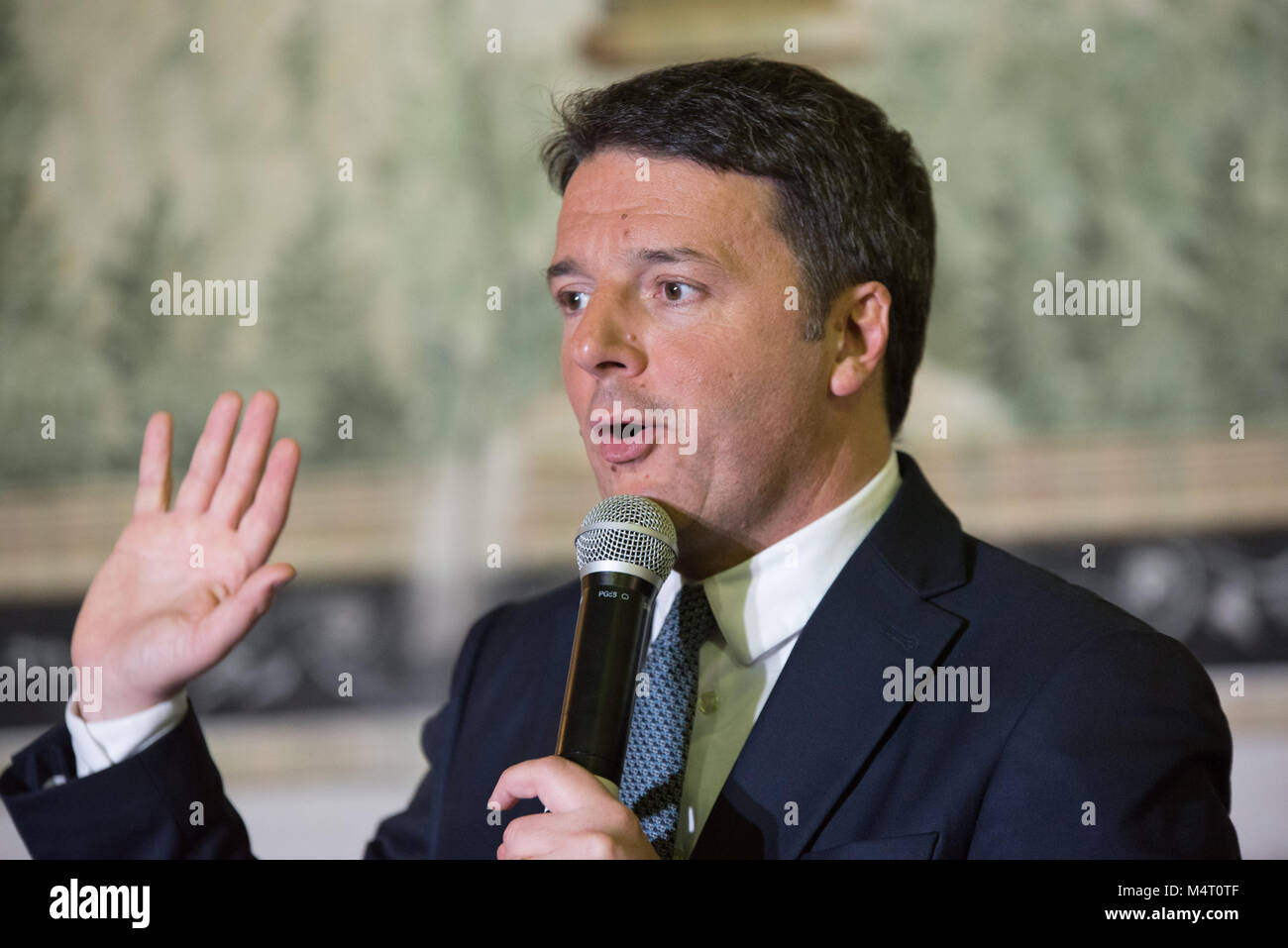 Matteo Renzi in Giugliano in Campania erfüllt seine Leser in der alten Palumbo Palace. 17.02.2018, Giugliano, Italien Stockfoto