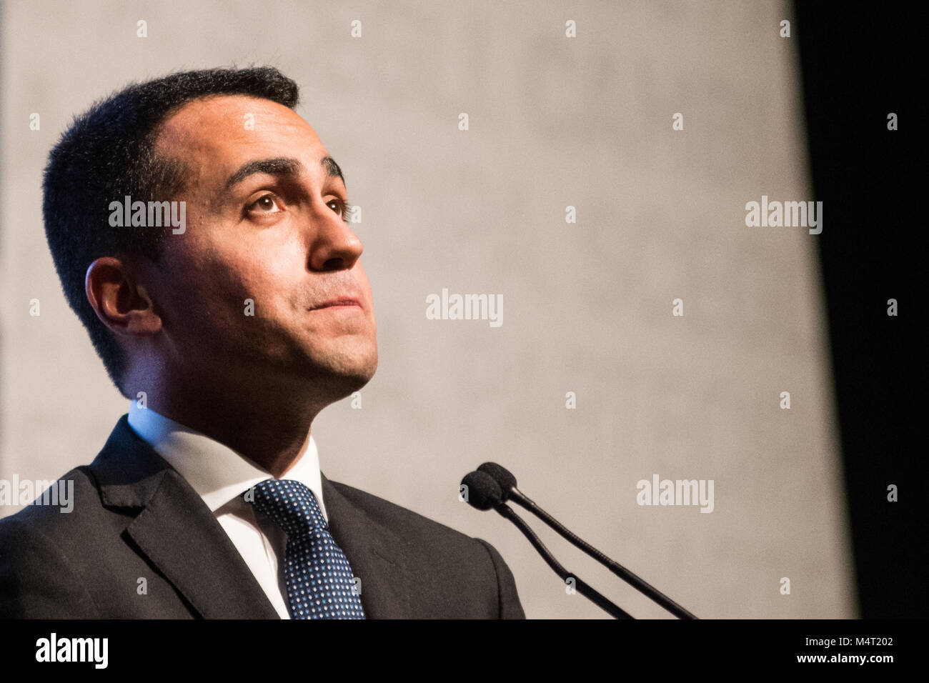 Genua, Italien - 17. Februar, 2018. Luigi Di Maio beachtet bei der Tagung in Genua vor der italienischen Parlamentswahlen, die am 17. Februar 2018. Italienische Wahlen werden die endgültigen Rush, und Luigi Di Maio, Führer der Movimento 5 Stelle, ist zum Abschluss seines 'Rally Tour" rund um Italien. © Simone Padovani/Erwachen/Alamy Nachrichten Stockfoto