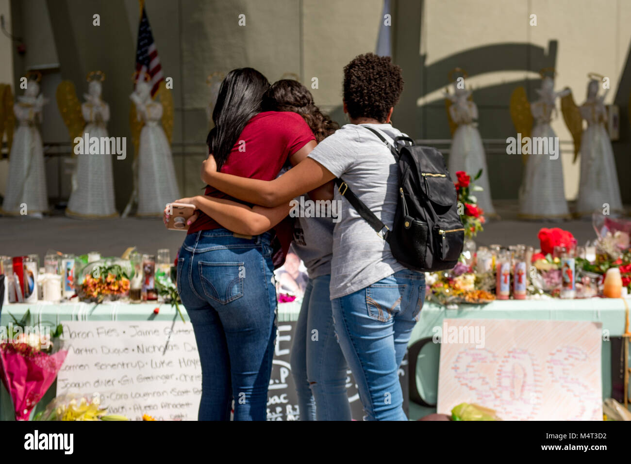 Parkland, Florida, USA. 17 Feb, 2018. Schüler, Eltern und die Gemeinschaft kommen zusammen an Kiefern Trails Park in einer schönen Parkanlage der Tod von 17 Im Marjory Stoneman Douglas High School Massenerschießungen zu trauern. Credit: Orit Ben-Ezzer/ZUMA Draht/Alamy leben Nachrichten Stockfoto