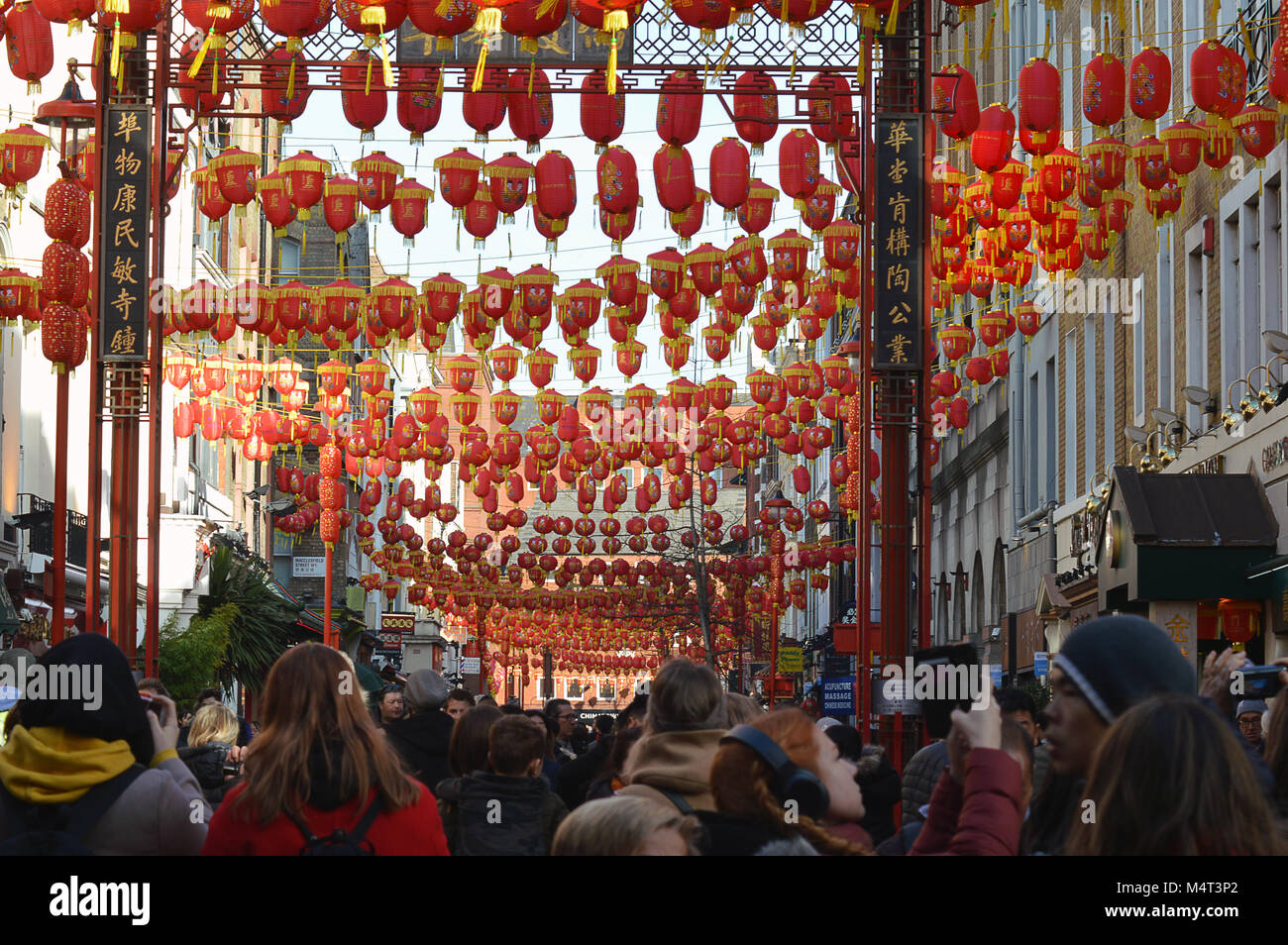 London - 16. Februar 2018: Londons Chinatown wird zur chinesischen neuen Jahres, zu Beginn des Jahres des Hundes Credit: Douglas MacKenzie/Alamy Leben Nachrichten feiern Stockfoto