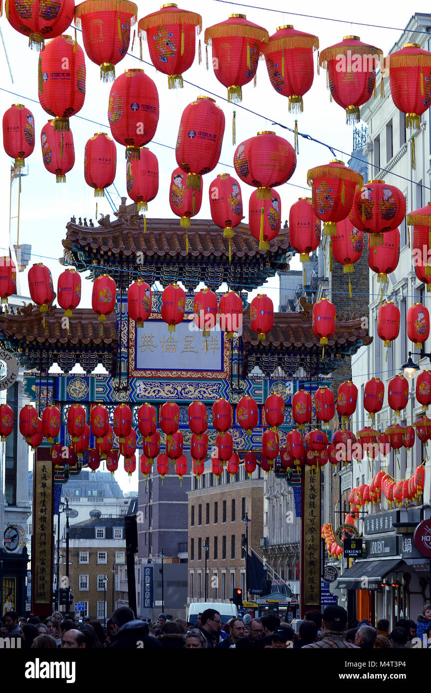 London - 16. Februar 2018: Londons Chinatown wird zur chinesischen neuen Jahres, zu Beginn des Jahres des Hundes Credit: Douglas MacKenzie/Alamy Leben Nachrichten feiern Stockfoto