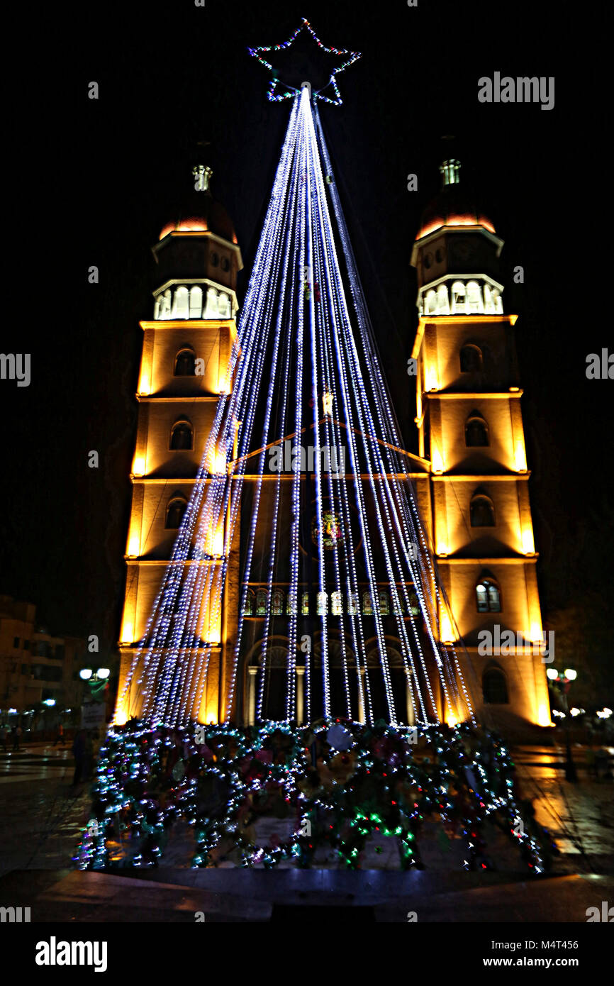 Maturin, Monagas, Venezuela. 24 Nov, 2014. November 24, 2014. Die Kathedrale Unserer Lieben Frau von Carmen ist eine katholische Tempel in Matur'n gelegen, Monagas state, Venezuela. Es ist die größte und beste geschmückte Kirche im Land, auch von der Höhe ihrer Kuppeln, ist der zweithöchste in Lateinamerika durch die Basilika Unserer Lieben Frau von Guadalupe in Mexiko vorausgegangen. Sein Bau begann am 16. Juli 1959, genau am Tag der Nuestra Se'' "Ora del Carmen, und war 22 Jahre später eröffnet wurde, am 23. Mai 1981. Matur'n, Monagas State, Venezuela. Foto: Juan Carlos Hernandez (Credit Stockfoto