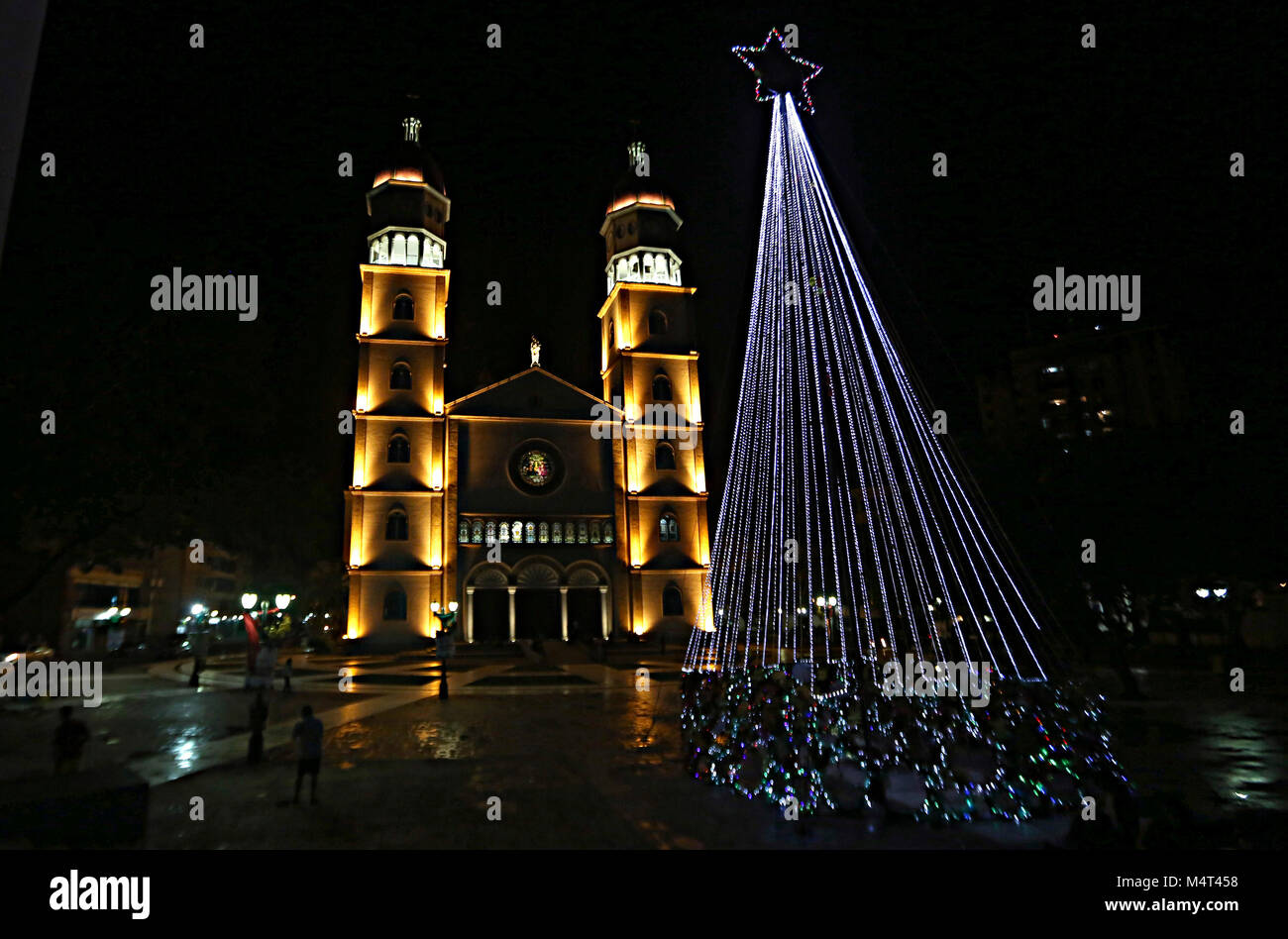 Maturin, Monagas, Venezuela. 24 Nov, 2014. November 24, 2014. Die Kathedrale Unserer Lieben Frau von Carmen ist eine katholische Tempel in Matur'n gelegen, Monagas state, Venezuela. Es ist die größte und beste geschmückte Kirche im Land, auch von der Höhe ihrer Kuppeln, ist der zweithöchste in Lateinamerika durch die Basilika Unserer Lieben Frau von Guadalupe in Mexiko vorausgegangen. Sein Bau begann am 16. Juli 1959, genau am Tag der Nuestra Se'' "Ora del Carmen, und war 22 Jahre später eröffnet wurde, am 23. Mai 1981. Matur'n, Monagas State, Venezuela. Foto: Juan Carlos Hernandez (Credit Stockfoto