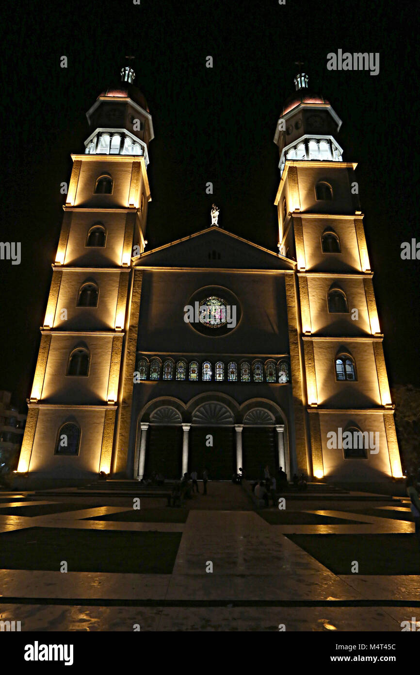 Maturin, Monagas, Venezuela. 24 Nov, 2014. November 24, 2014. Die Kathedrale Unserer Lieben Frau von Carmen ist eine katholische Tempel in Matur'n gelegen, Monagas state, Venezuela. Es ist die größte und beste geschmückte Kirche im Land, auch von der Höhe ihrer Kuppeln, ist der zweithöchste in Lateinamerika durch die Basilika Unserer Lieben Frau von Guadalupe in Mexiko vorausgegangen. Sein Bau begann am 16. Juli 1959, genau am Tag der Nuestra Se'' "Ora del Carmen, und war 22 Jahre später eröffnet wurde, am 23. Mai 1981. Matur'n, Monagas State, Venezuela. Foto: Juan Carlos Hernandez (Credit Stockfoto