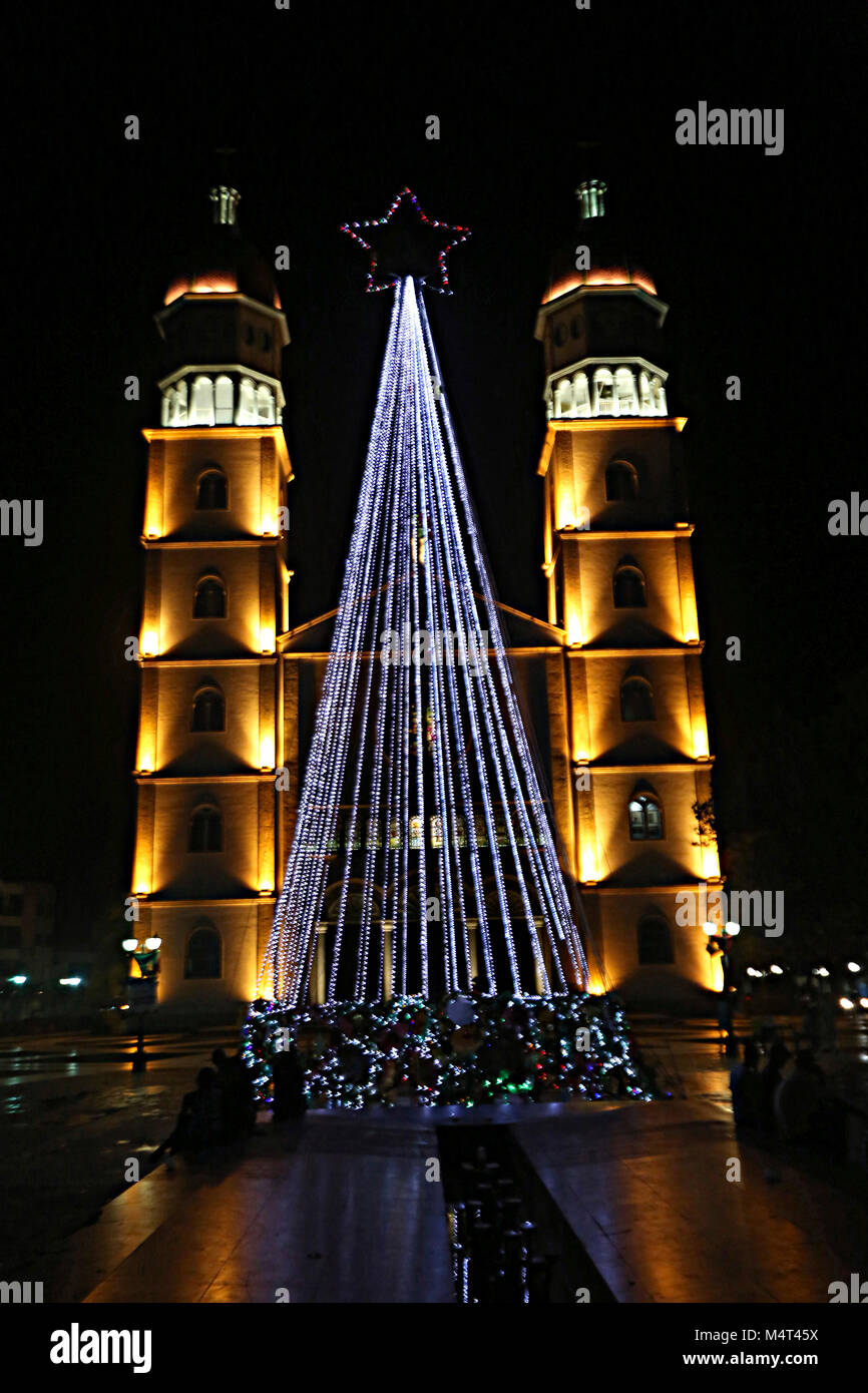 Maturin, Monagas, Venezuela. 24 Nov, 2014. November 24, 2014. Die Kathedrale Unserer Lieben Frau von Carmen ist eine katholische Tempel in Matur'n gelegen, Monagas state, Venezuela. Es ist die größte und beste geschmückte Kirche im Land, auch von der Höhe ihrer Kuppeln, ist der zweithöchste in Lateinamerika durch die Basilika Unserer Lieben Frau von Guadalupe in Mexiko vorausgegangen. Sein Bau begann am 16. Juli 1959, genau am Tag der Nuestra Se'' "Ora del Carmen, und war 22 Jahre später eröffnet wurde, am 23. Mai 1981. Matur'n, Monagas State, Venezuela. Foto: Juan Carlos Hernandez (Credit Stockfoto