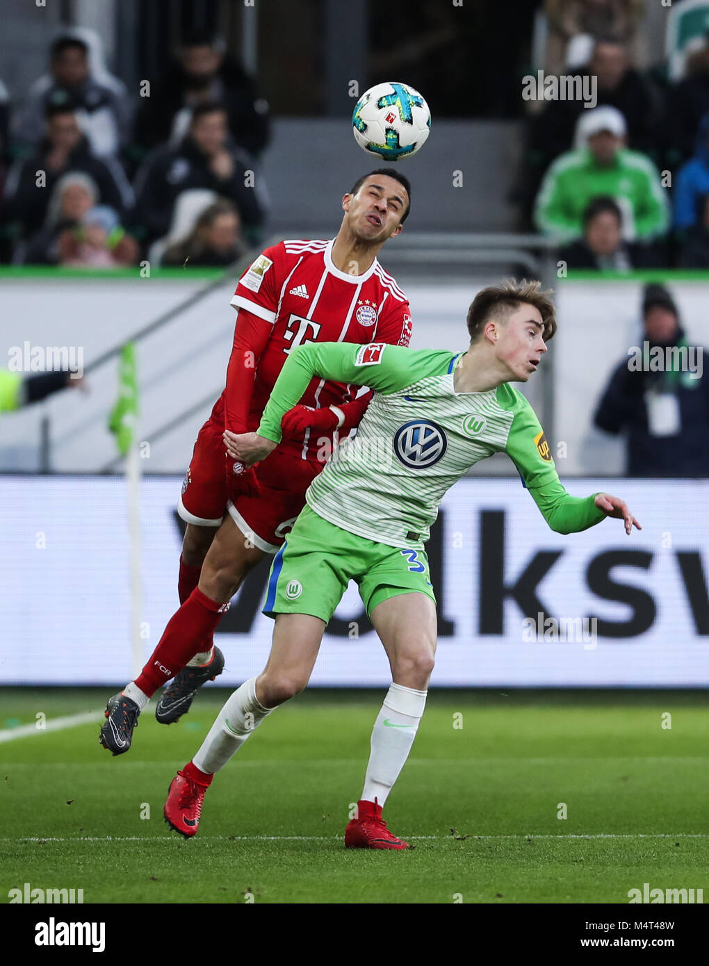 Wolfsburg, Deutschland. 17 Feb, 2018. Bayern München Thiago Alcantara (L) Mias für eine Kopfzeile mit Wolfsburgs Gian-Luca Itter während eines Deutschen Bundesligaspiel zwischen dem VfL Wolfsburg und Bayern München, in Wolfsburg, Deutschland, am 13.02.17., 2018. Bayern München gewann 2-1. Credit: Shan Yuqi/Xinhua/Alamy leben Nachrichten Stockfoto