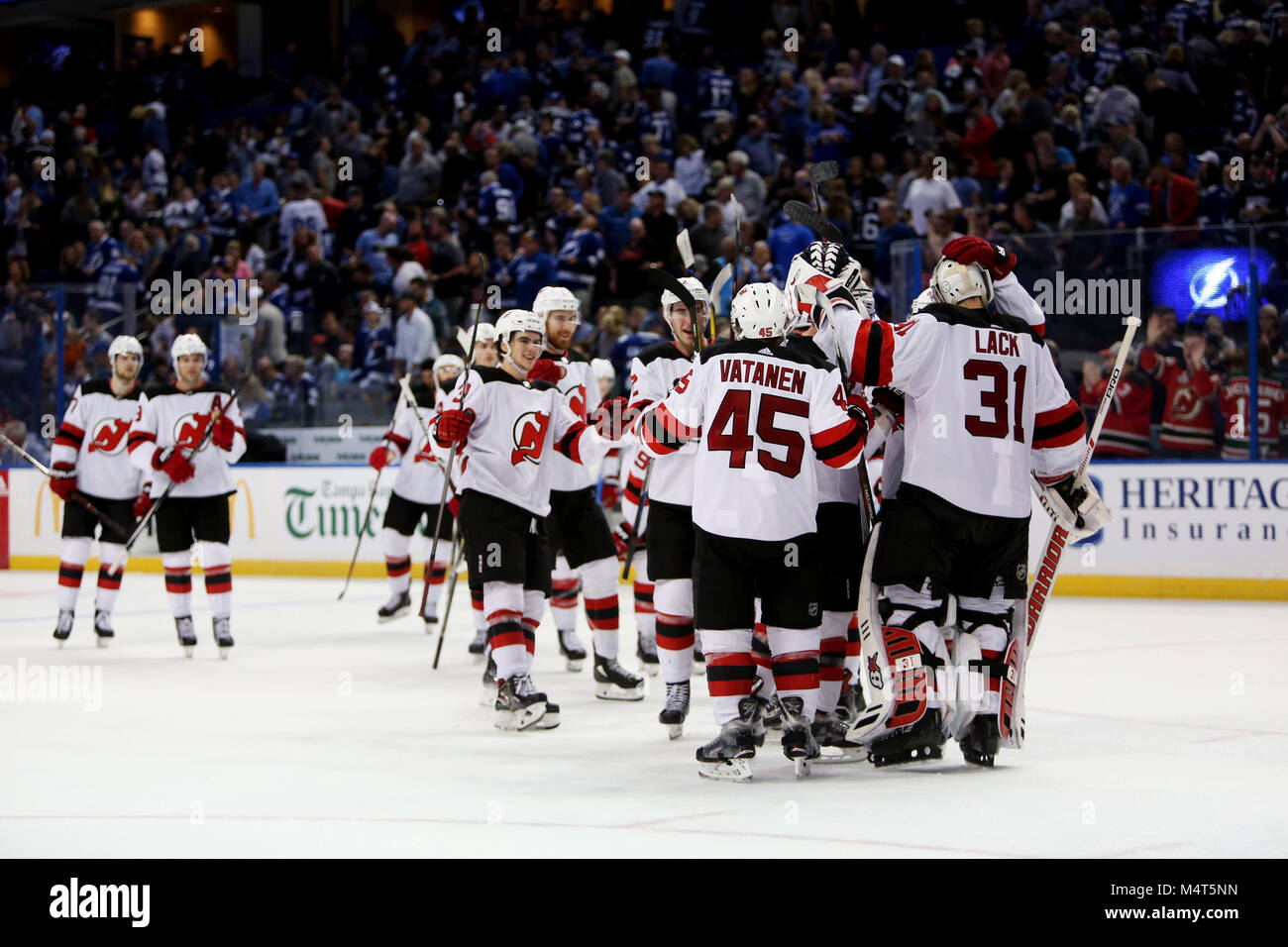 Tampa, Florida, USA. 17 Feb, 2018. DOUGLAS R. CLIFFORD | Zeiten. New Jersey Devils Torwart Eddie fehlt (31) feiert den Sieg der Devils' über Tampa Bay am Ende der dritten Periode Samstag (2/17/18) Spiel zwischen der Tampa Bay Lightning und die New Jersey Devils bei Amalie Arena in Tampa. Mangel 48 spart 51 Schüsse. Quelle: Douglas R. Clifford/Tampa Bay Zeiten/ZUMA Draht/Alamy leben Nachrichten Stockfoto