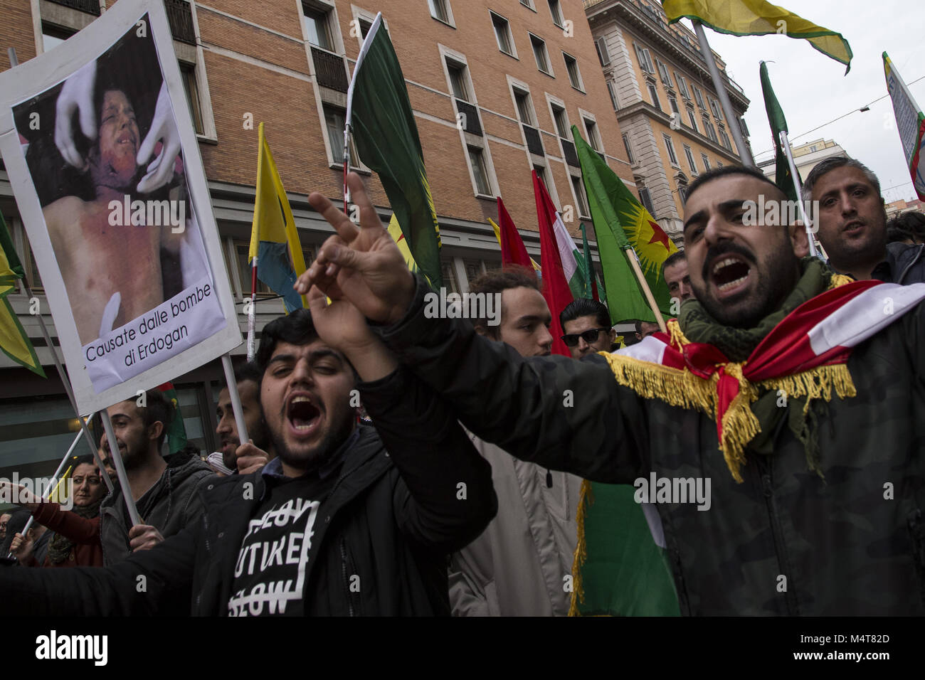 Rom, Italien. 17 Feb, 2018. Die Demonstranten riefen Parolen gesehen während des Protestes. Die Italienische kurdischen Gemeinschaft in Rom demonstrierten gegen die türkischen Angriff auf die kurdische Region Syrien Afrin. Die türkische Armee hat angegriffen kurdischen Kämpfer seit dem 20. Januar. Die Demonstranten fordern die Freilassung von PKK-Chef Abdullah Öcalan unter anderen politischen Gefangenen und in Solidarität mit dem Widerstand der kurdischen Bevölkerung in Afrin. Credit: Danilo Campailla/SOPA/ZUMA Draht/Alamy leben Nachrichten Stockfoto