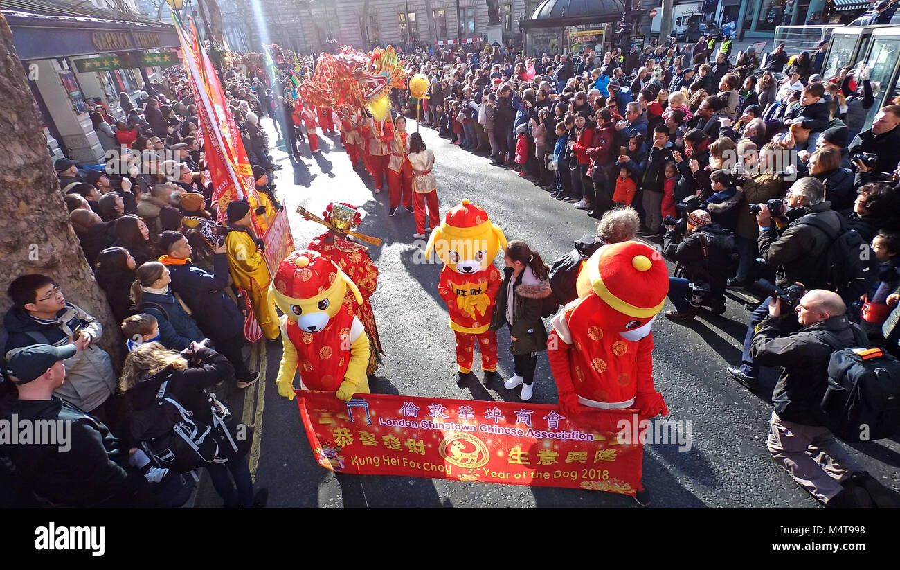 London, Großbritannien. 18. Februar 2018. Die Teilnehmer an der Parade zum chinesischen Neujahrsfest zum Jahr des Hundes in London Quelle: Paul Brown/Alamy leben Nachrichten Stockfoto