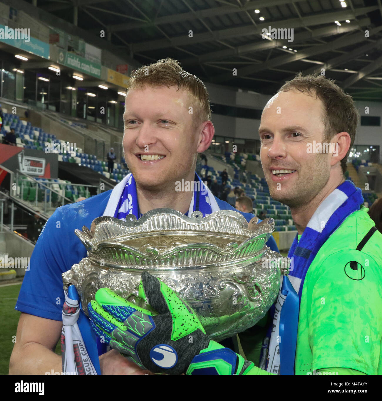 Windsor Park, Belfast Nordirland. 17. Februar 2018. BetMcLean League Cup Final 2018. Dungannon Swifts v Ballymena United (weiß). Dungannon Swifts Spieler David Armstrong (links) und Stuart Addis. Quelle: David Hunter/Alamy Leben Nachrichten. Stockfoto