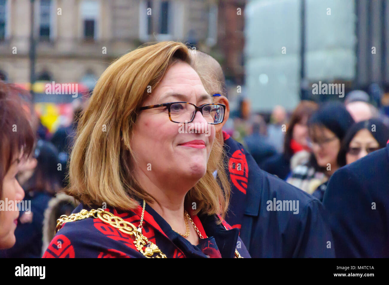 Glasgow, Schottland, Großbritannien. 18. Februar, 2018. Der Herr Propst von Glasgow Eva Bolander feiert das Chinesische Neue Jahr 2018. Auf das Jahr des Hundes eine multikulturelle Feier auf dem George Square, Drachen- und Löwentänzen, Musik aus Glasgow Polizei Pipe Band und Afrikanische Trommler inklusive gehalten wurde. Die Veranstaltung wurde von der chinesischen Kultur- und Wohlfahrtsgesellschaft Schottland in Partnerschaft mit der Stadt organisiert. Credit: Skully/Alamy leben Nachrichten Stockfoto